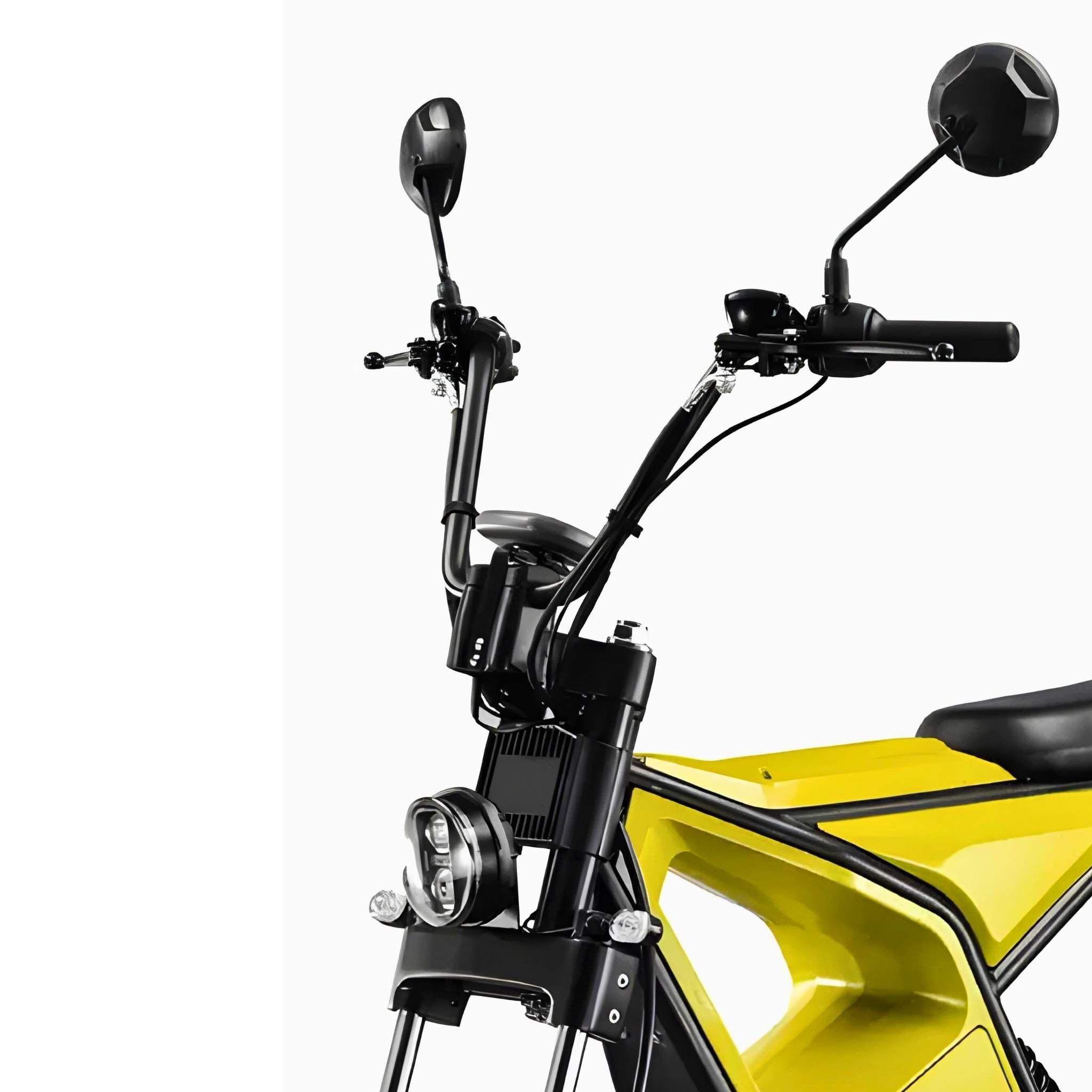 Nahaufnahme des Lenkers, der Spiegel, des Scheinwerfers und des Sitzes des City Twister Vorführfahrzeugs E-Chopper E-Scooter CityTwister 9.0 SPORT XS 25/45 km/h in Schwarz mit 25 AH Akku - SONDERPREIS, dargestellt vor einem schlichten weißen Hintergrund.