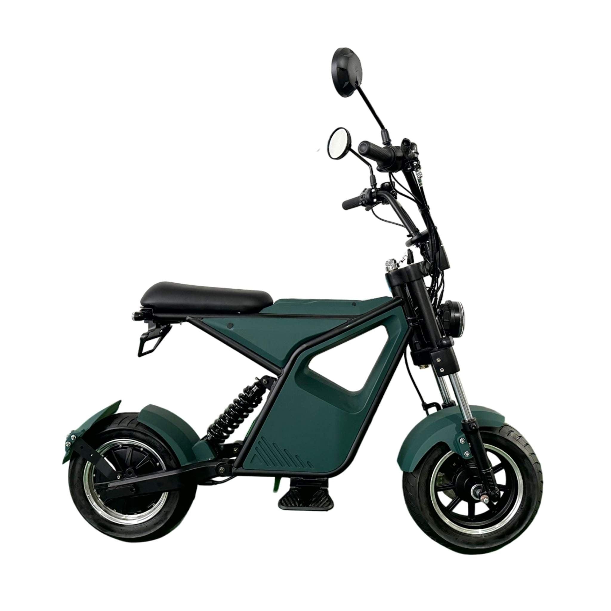 Der City Twister NEU! E-Chopper E-Scooter CityTwister 9.0 SPORT XS 25/45 km/h mit 25 AH Akku hat einen dunkelgrünen Rahmen, einen schwarzen Sitz, einen großen Scheinwerfer, Rückspiegel und dicke Reifen, abgebildet im Profil auf einem weißen Hintergrund.