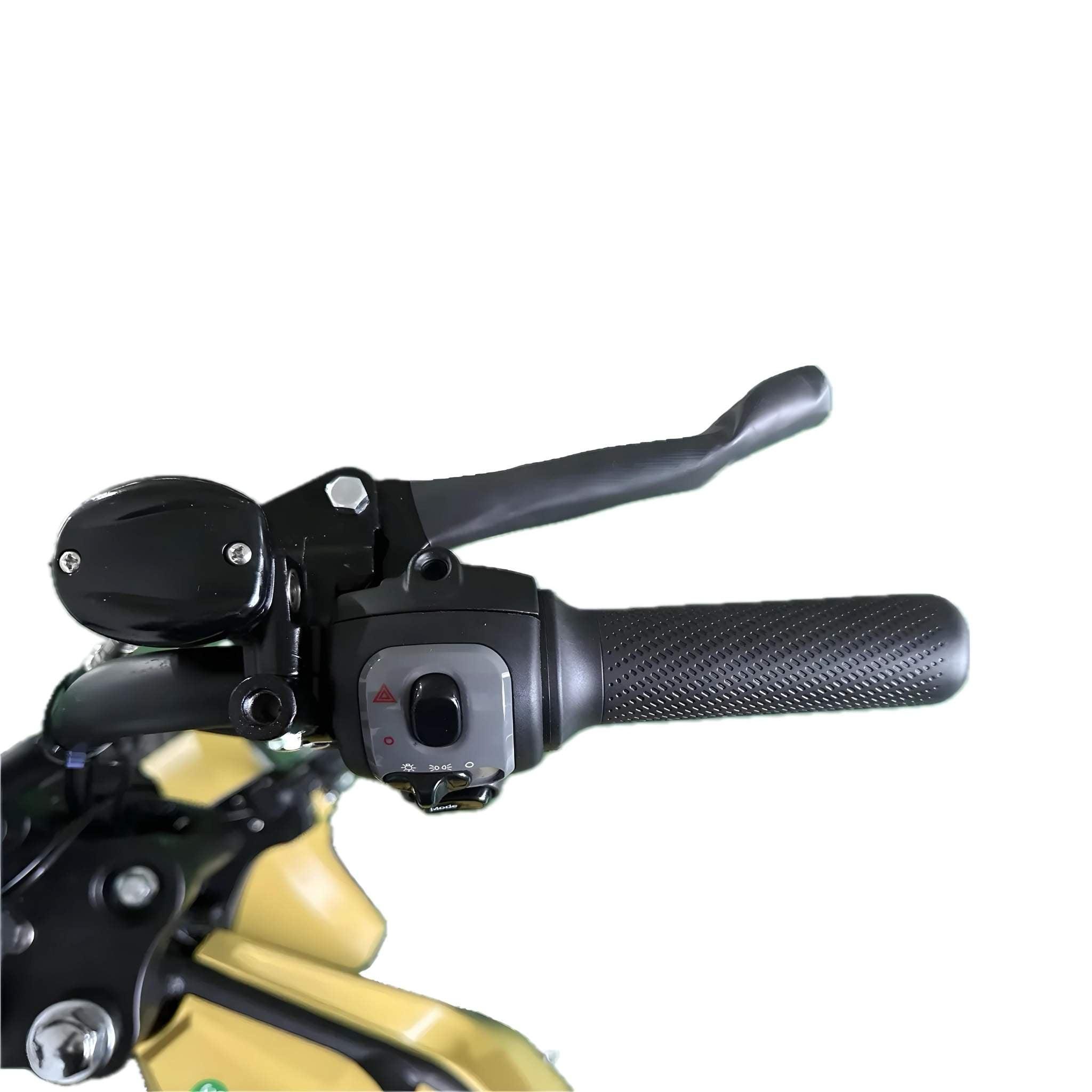 Nahaufnahme des City Twister CityTwister 9.0 SPORT XS E-Scooter Lenkers mit Gasgriff, Bedientasten, Rückspiegel und Bremshebel. Das schwarze E-Moped verfügt über einen 25 AH-Akku und erreicht 25/45 km/h.
