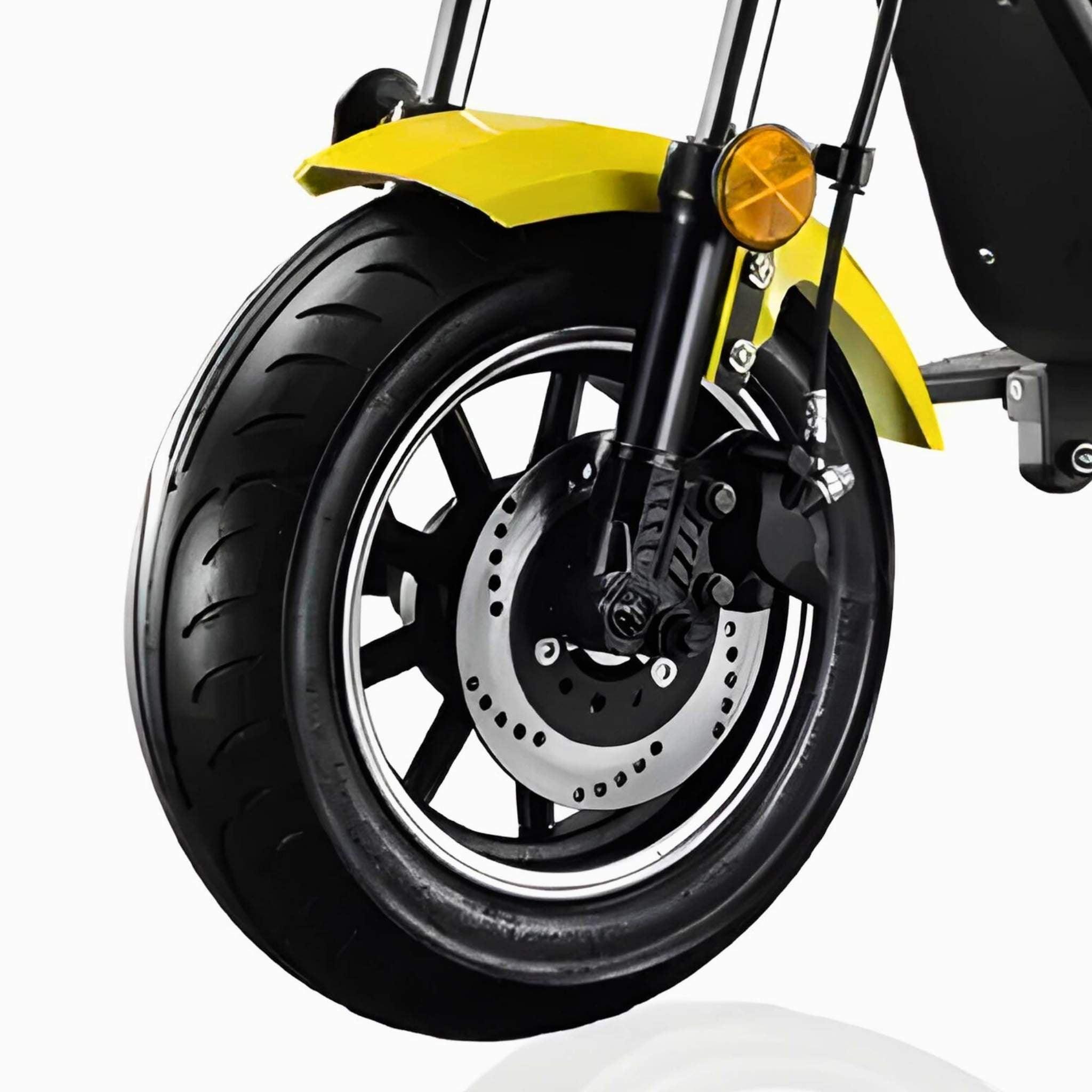 Nahaufnahme eines schwarzen Vorderrads und Reifens des City Twister CityTwister 9.0 SPORT XS E-Chopper E-Scooters (SONDERPREIS), mit gelbem Schutzblech, Scheibenbremse, schwarzer Federgabel und gelbem Reflektor. Modell: Schwarz mit 25 AH Akku.