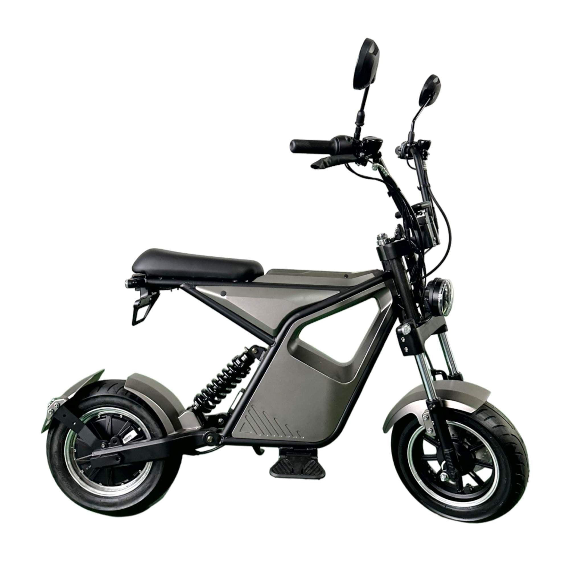 Das City Twister Vorführfahrzeug E-Chopper E-Scooter, Modell 9.0 SPORT XS (25/45 km/h), erscheint als moderner, kompakter Elektroroller in Schwarz mit 25 AH Akku, breiten Reifen und Einzelsitz im Seitenprofil auf weißem Hintergrund.