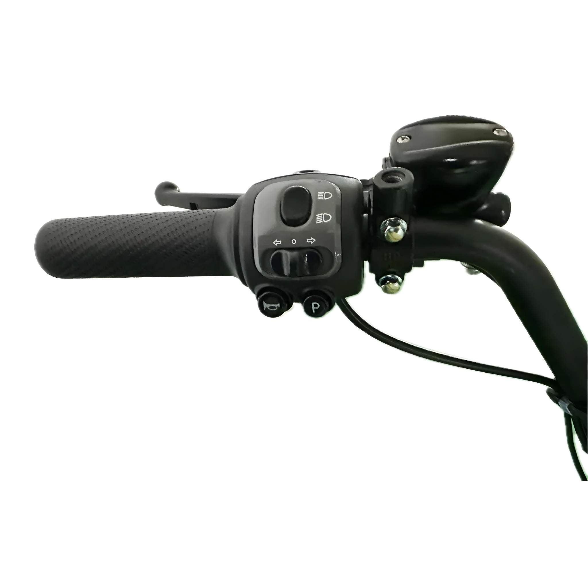 Nahaufnahme des schwarzen Lenkers mit strukturiertem Griff, Bedientasten und Display des Vorführfahrzeugs E-Chopper E-Scooter CityTwister 9.0 SPORT XS (25/45 km/h, 25 AH Akku) von City Twister - dargestellt vor weißem Hintergrund.