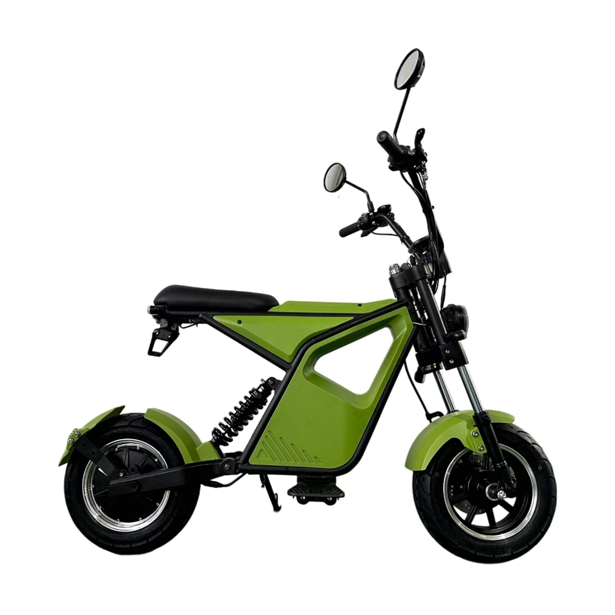 Der City Twister NEU! E-Chopper E-Scooter CityTwister 9.0 SPORT XS, mit 25/45 km/h Geschwindigkeit und 25 AH Akku, hat ein grünes Design, schwarze Akzente, breite Reifen, Hinterradfederung und Zwillingsspiegel - im Profil auf weißem Hintergrund.