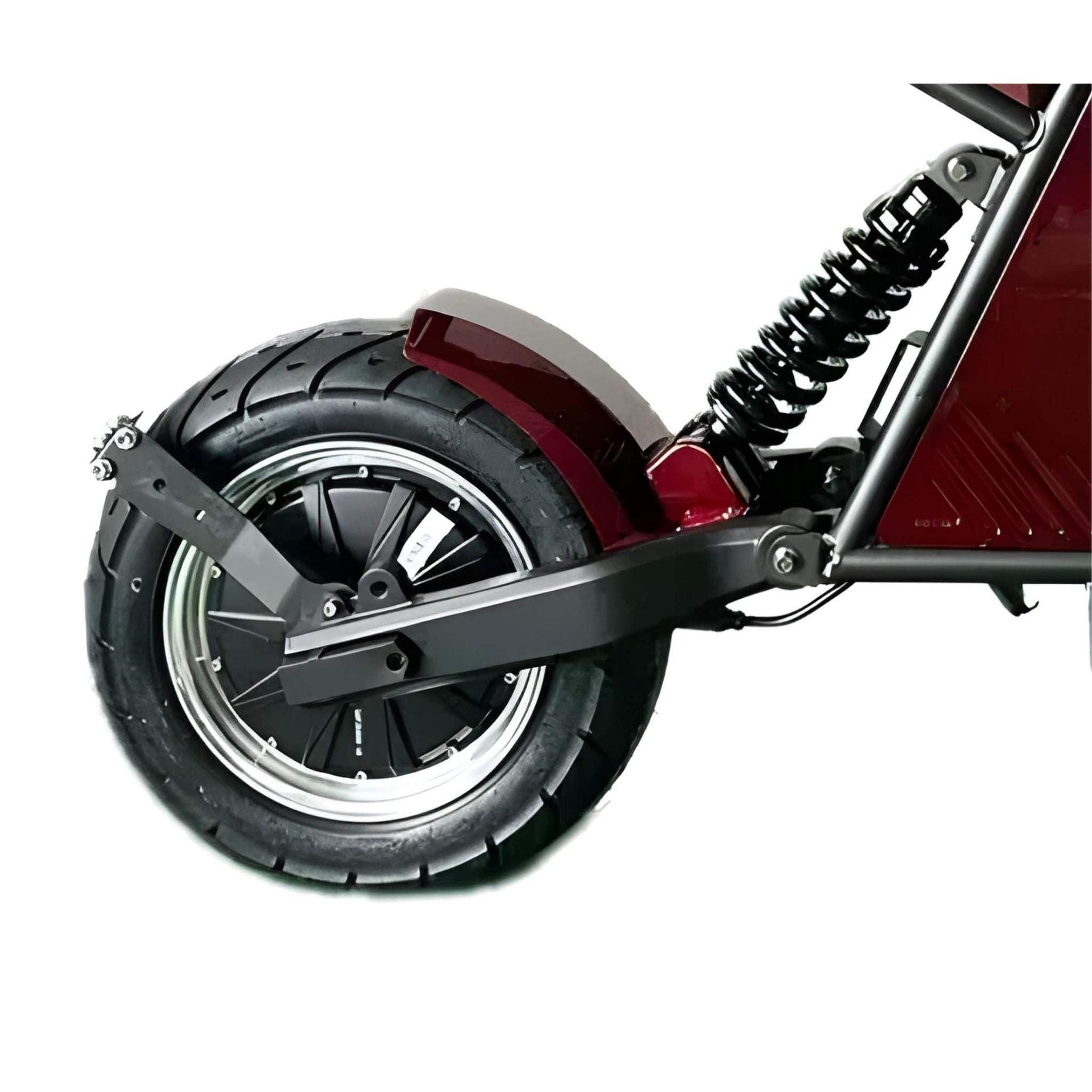 Nahaufnahme des Hinterrads, der Aufhängung und des Kotflügels des City Twister Vorführfahrzeugs E-Chopper E-Scooter CityTwister 9.0 SPORT XS (25/45 km/h, schwarz mit 25 AH Akku), die einen dicken Reifen, Stoßdämpfer und auffällige rote Verzierungen zeigt.