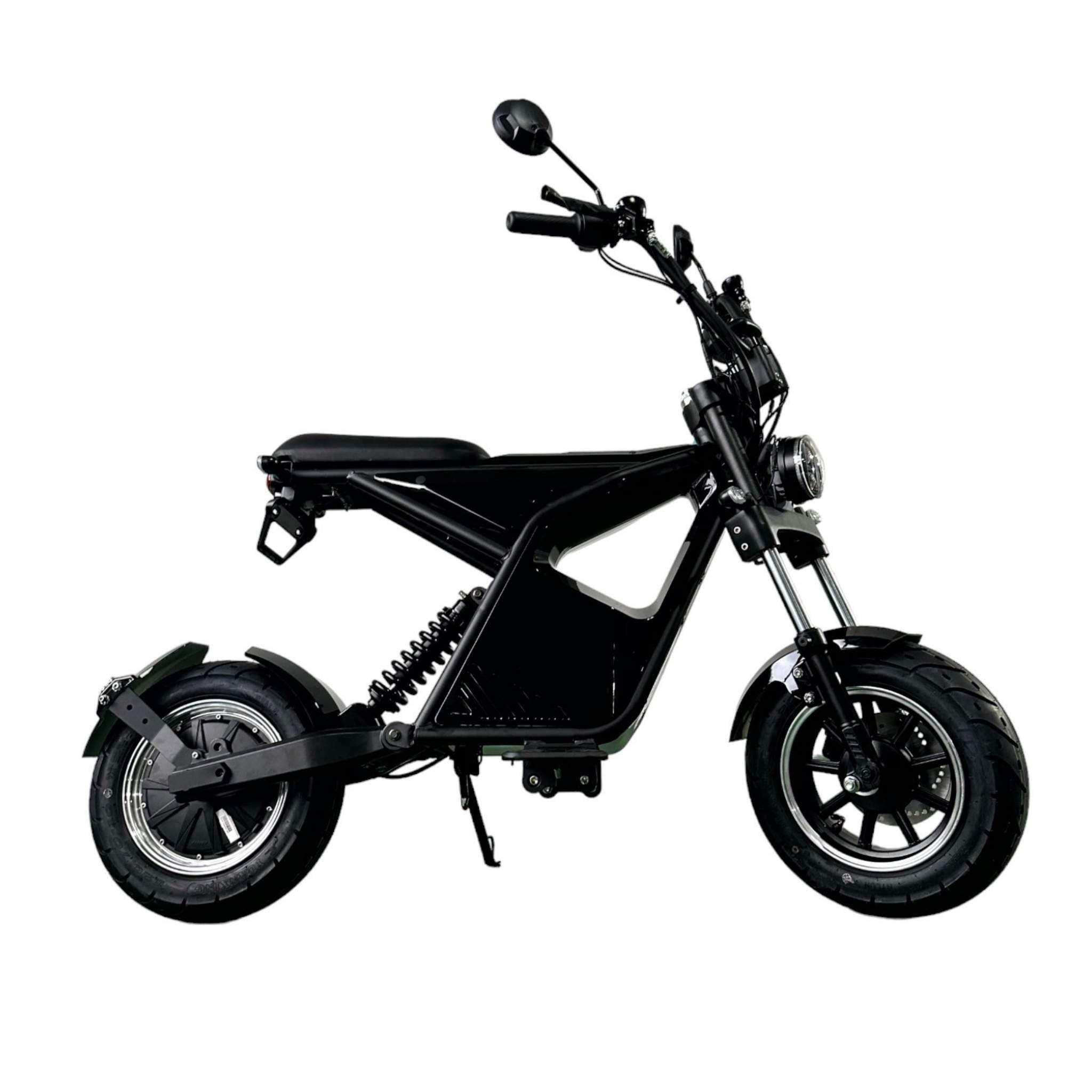 Ein schwarzes City Twister Vorführfahrzeug E-Chopper E-Scooter CityTwister 9.0 SPORT XS (25/45 km/h, 25 AH Akku) mit dicker Bereifung und rundem Scheinwerfer ist im Profil vor weißem Hintergrund zu sehen.