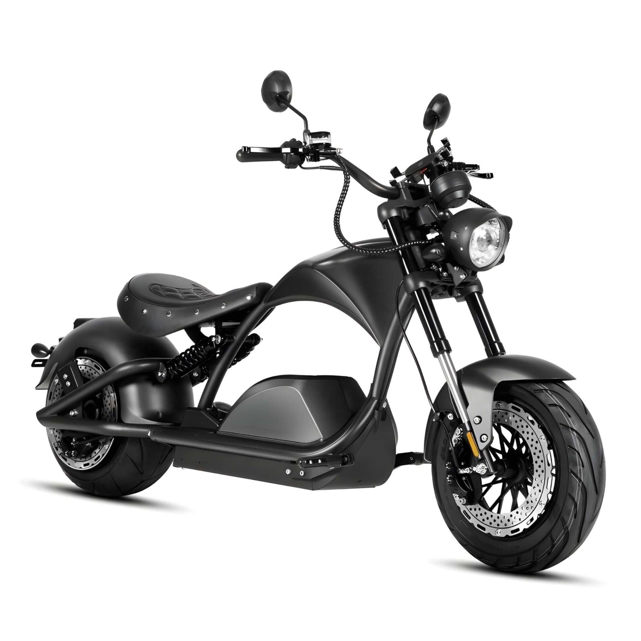 Ein E-Scooter vom Typ „Mangosteen E-Chopper M1PS“ mit mattschwarzer Lackierung, breiten Reifen, niedrigem Sitz und einem modernen Rahmen im Chopper-Stil ist vor einem weißen Hintergrund zu sehen.