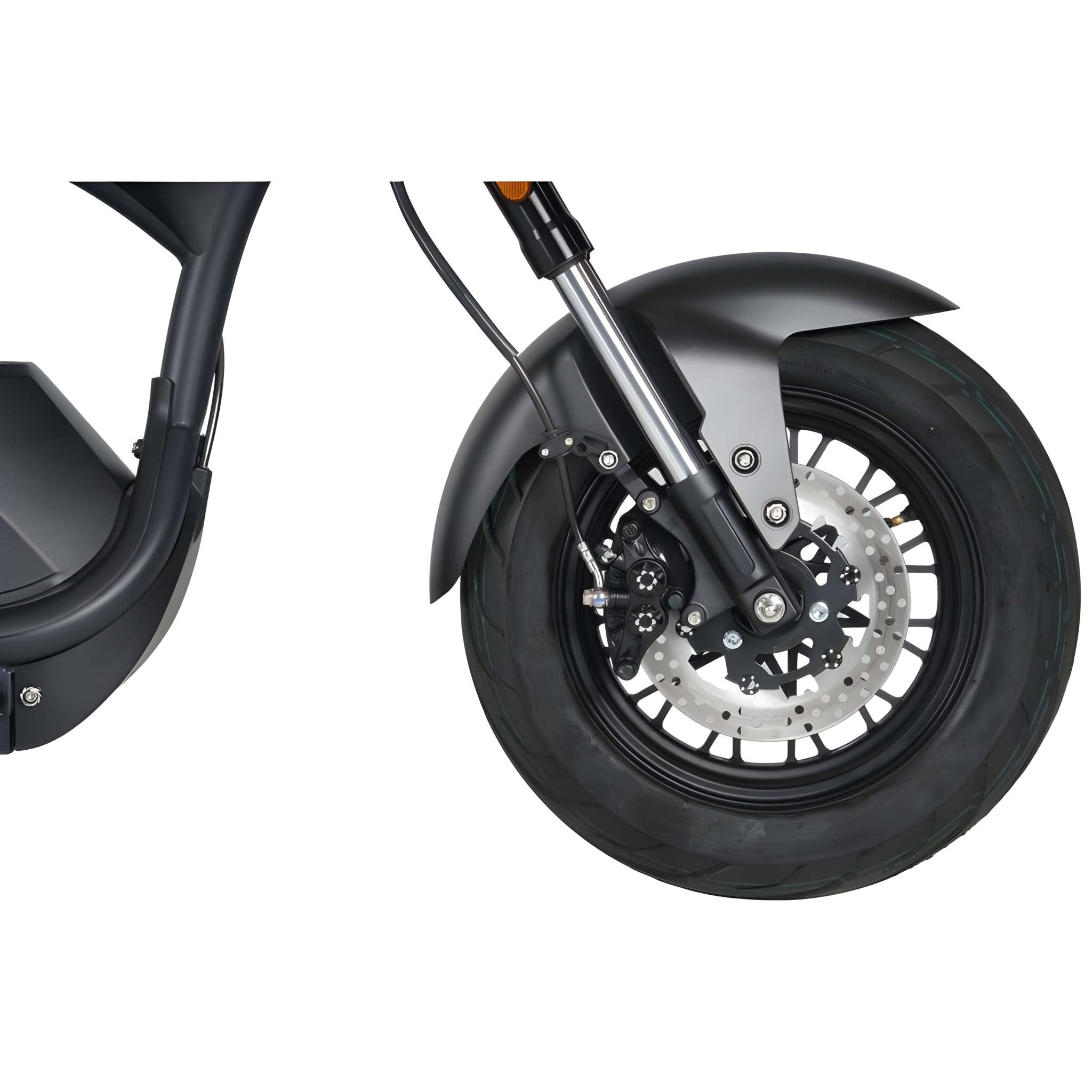 Nahaufnahme des Mangosteen E-Choppers/E-Scooters (M1PS, 4000 W, 85 km/h, 40 Ah Samsung Lithium Akku) - Vorderrad mit Reifen, Scheibenbremse und Federgabel für stilvolle Elektromobilität vor weißem Hintergrund.