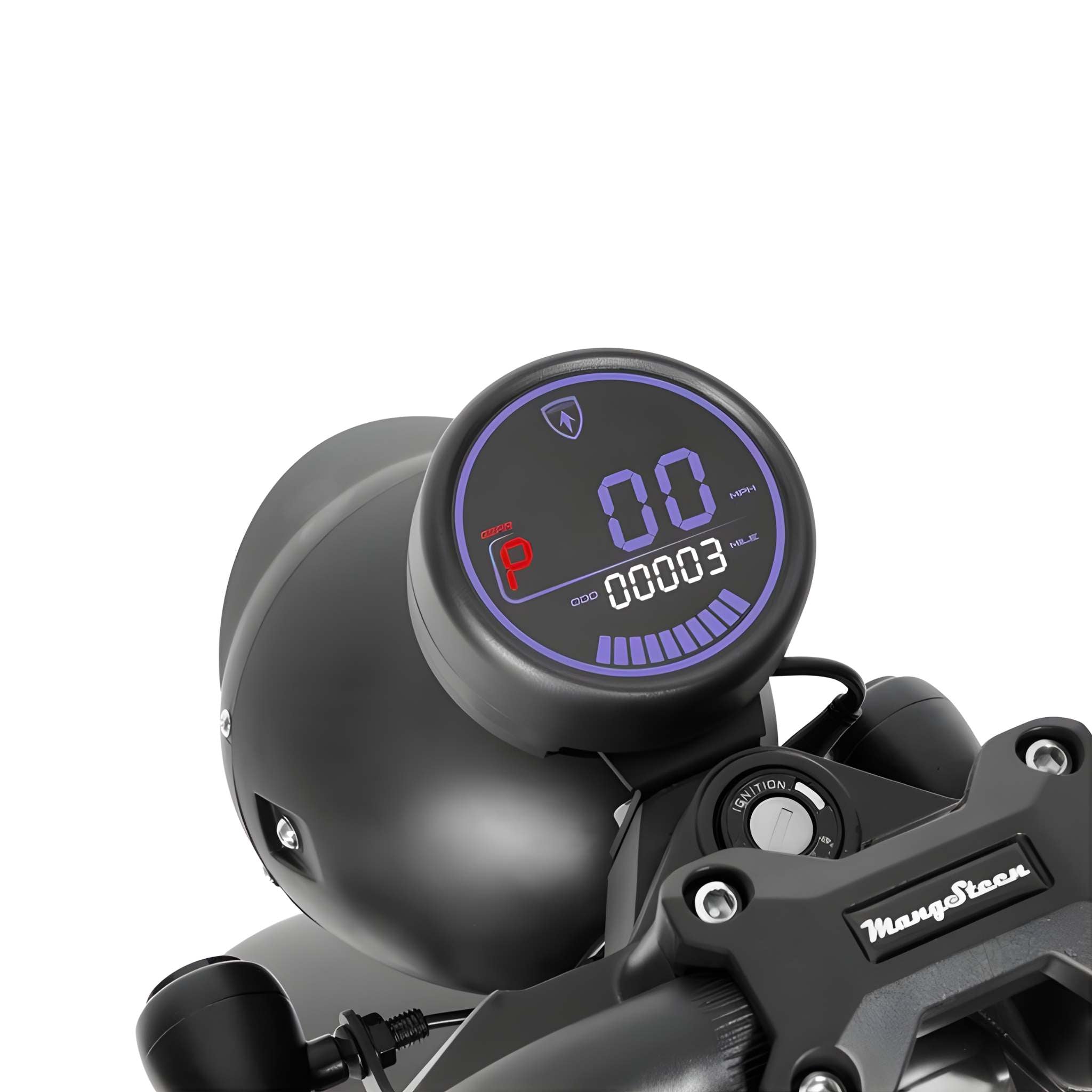 Nahaufnahme des digitalen Tachometers des Mangosteen E-Chopper M1PS, der 0,0 Geschwindigkeit, P für Parken und einen Kilometerstand von 00003 anzeigt. Das blau-rote Interface und der Lenker unterstreichen das schlanke Elektromotorrad-Design mit einer 4000W Samsung Lithium-Batterie.