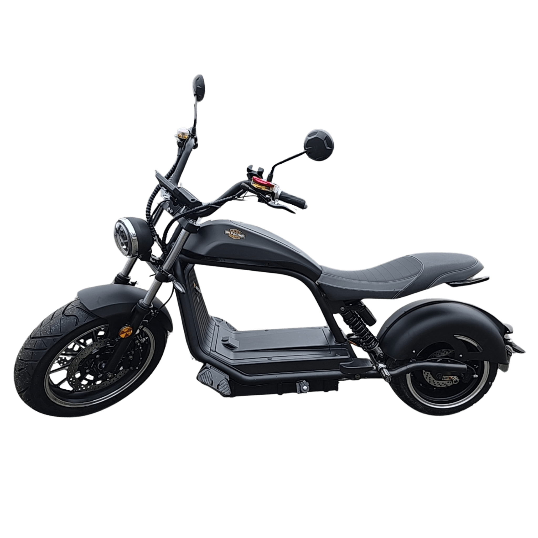 Ein schnittiger, mattschwarzer NEU! E-Chopper CityTwister 6.0 PREMIUM DUO von City Twister, mit niedrigem Rahmen, breiten Reifen, zwei Stoßdämpfern hinten und einem runden Scheinwerfer; von der Seite gezeigt. Inklusive 56 AH Batterie, Carplay Display; Höchstgeschwindigkeit 45 km/h.