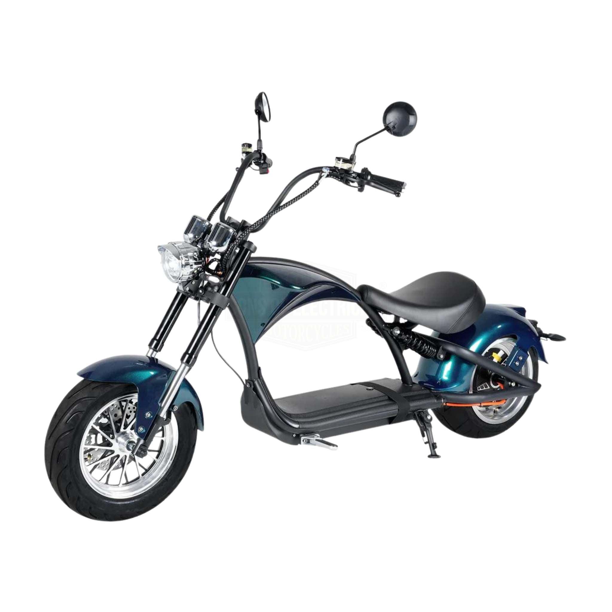 Der Mangosteen E-Chopper M1P - 30 Ah Akku 45 km/h E-Scooter zeichnet sich durch ein schlankes, metallisch blaues Design mit breiten Reifen, niedrigem Sitz, hohem Lenker, Seitenspiegeln und einem Scheinwerfer auf weißem Hintergrund aus.