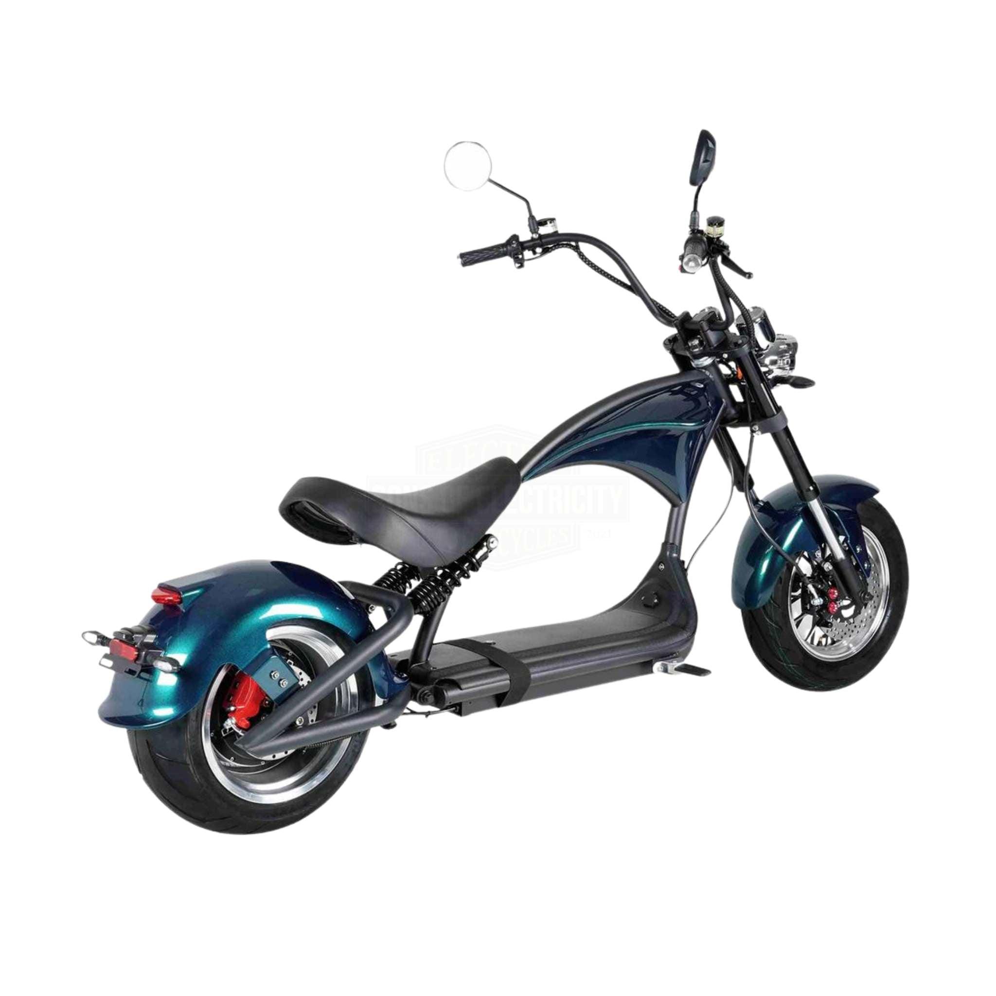 Der Mangosteen E-Chopper M1P - 30 Ah Akku 45 km/h zeichnet sich durch ein dunkelblaues, modernes Design mit niedrigem Sitz, breiten Reifen, hohem Lenker, Rückspiegeln und einem schlanken, geschwungenen Rahmen aus, der sich vor einem weißen Hintergrund präsentiert.