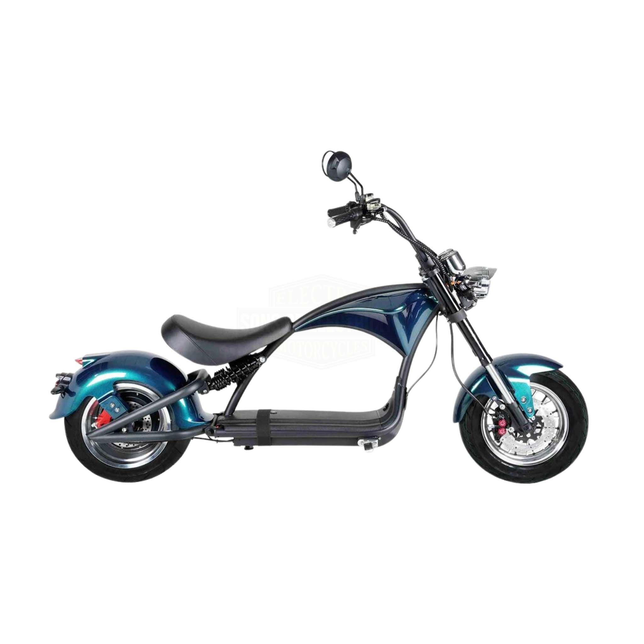 Der Mangosteen E-Chopper Mangosteen M1P - 30 Ah Akku 45 km/h verfügt über eine metallisch blaue Karosserie, einen niedrigen Sitz, einen breiten Lenker und große Reifen im eleganten Elektro-Chopper-Stil, von der Seite auf weißem Hintergrund dargestellt.