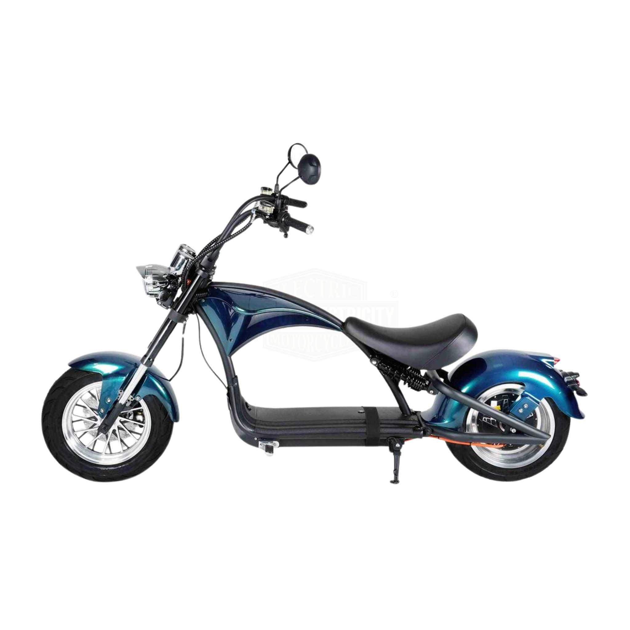Der Mangosteen E-Chopper Mangosteen M1P (30 Ah Akku, 45 km/h) zeichnet sich durch breite Reifen, einen niedrigen Sitz, einen hohen Lenker und einen schlanken, modernen Stil aus (von der Seite auf weißem Hintergrund).