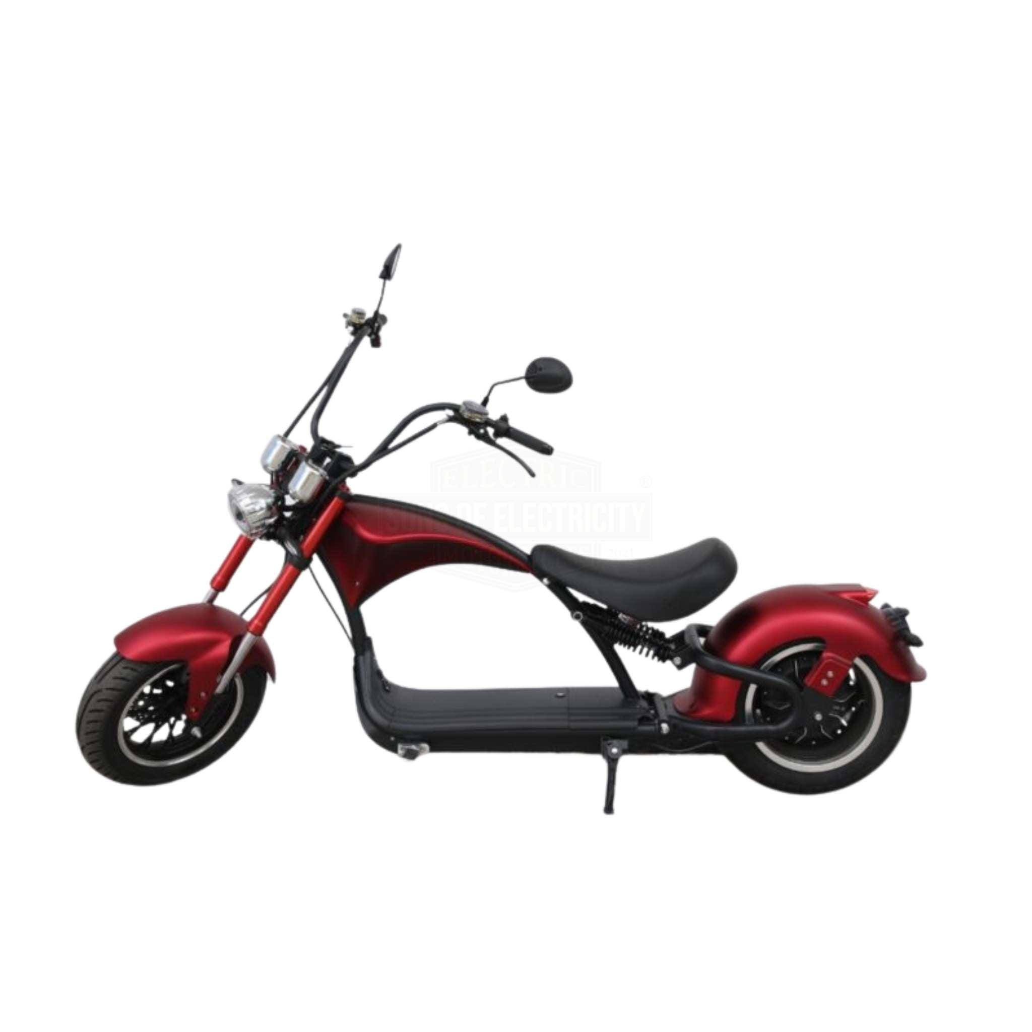 Der Mangosteen E-Chopper Mangosteen M1P (30 Ah Akku, 45 km/h) ist ein mattroter Elektro-Chopper mit niedrigem Sitz, breitem Lenker und großen Reifen, abgebildet im Profil auf weißem Hintergrund.