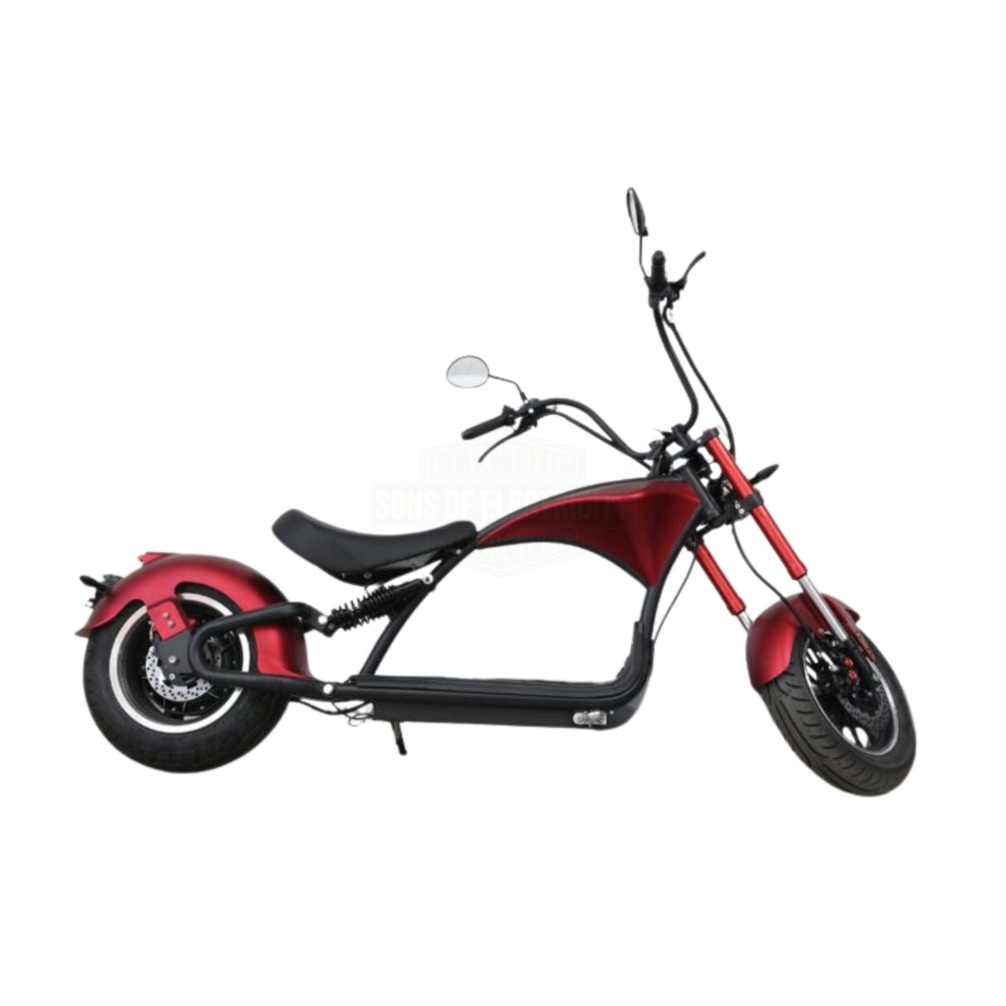 Der Mangosteen E-Chopper M1P zeichnet sich durch ein schlankes, modernes Aussehen mit einem niedrigen, länglichen Rahmen, breiten Reifen, einem hohen Lenker und einer matt rot-schwarzen Lackierung aus, abgebildet von der Seite auf einem weißen Hintergrund. Akku 30 Ah, Geschwindigkeit bis zu 45 km/h.