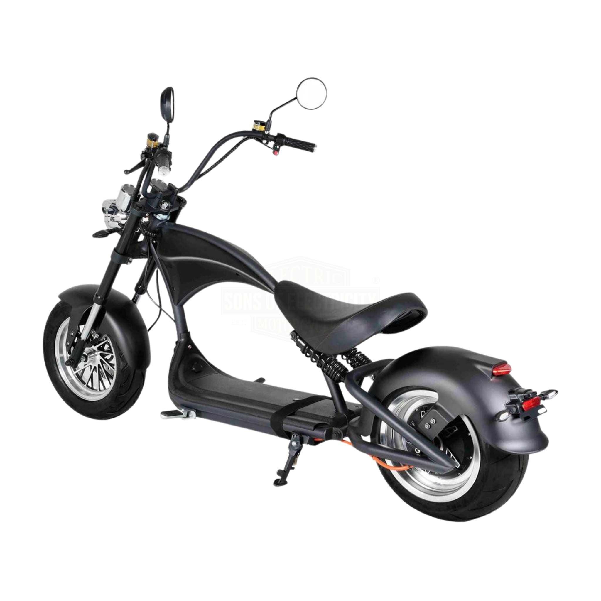 Ein Mangosteen E-Chopper M1P (30 Ah Akku, 45 km/h) in Schwarz hat breite Reifen, einen niedrigen Sitz, einen hohen Lenker und einen einzelnen Rückspiegel; dargestellt von hinten links auf weißem Hintergrund.