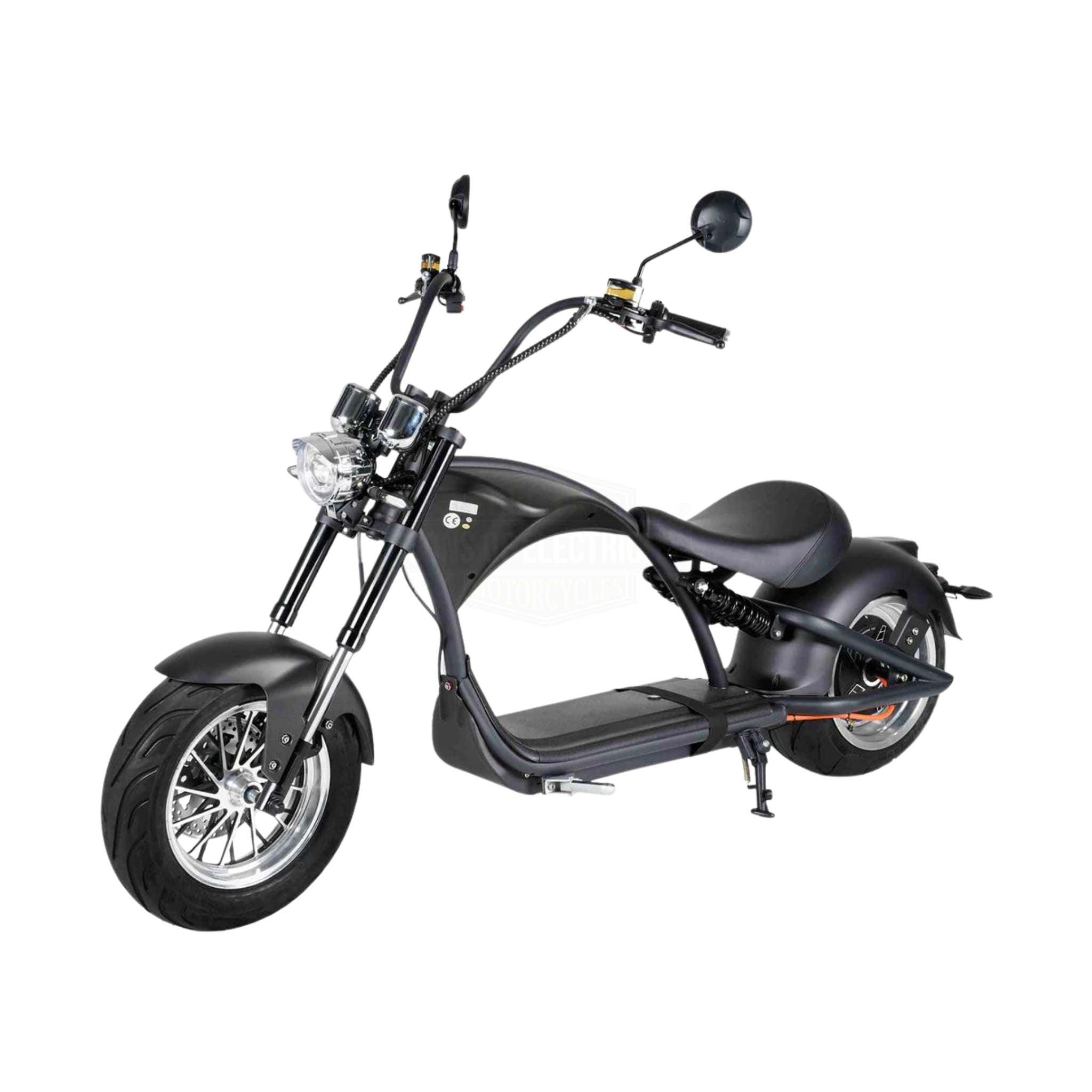 Der Mangosteen E-Chopper M1P - 30 Ah Akku 45 km/h präsentiert sich in Schwarz mit breiten Reifen, hohem Lenker, einem Einzelsitz und Seitenspiegeln, leicht schräg auf weißem Hintergrund.