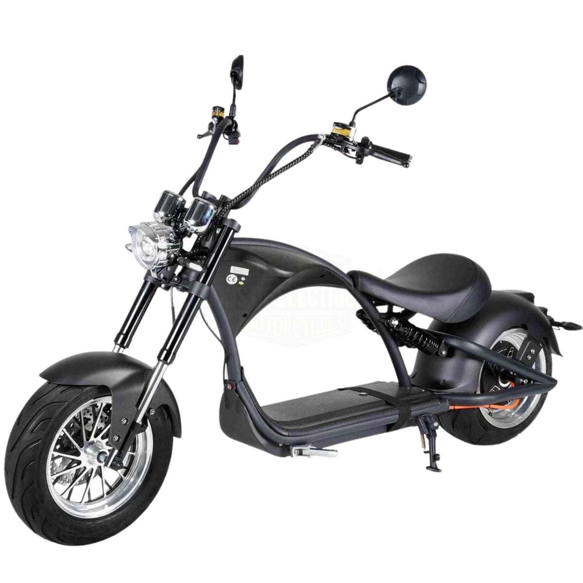 Der Mangosteen E-Chopper M1P hat einen eleganten schwarzen Elektro-Chopper-Look mit breiten Reifen, rundem Scheinwerfer, hohem Lenker mit Spiegeln, niedrigem Einzelsitz, 30 Ah Akku und 45 km/h Geschwindigkeit - stylisch und praktisch von Mangosteen.