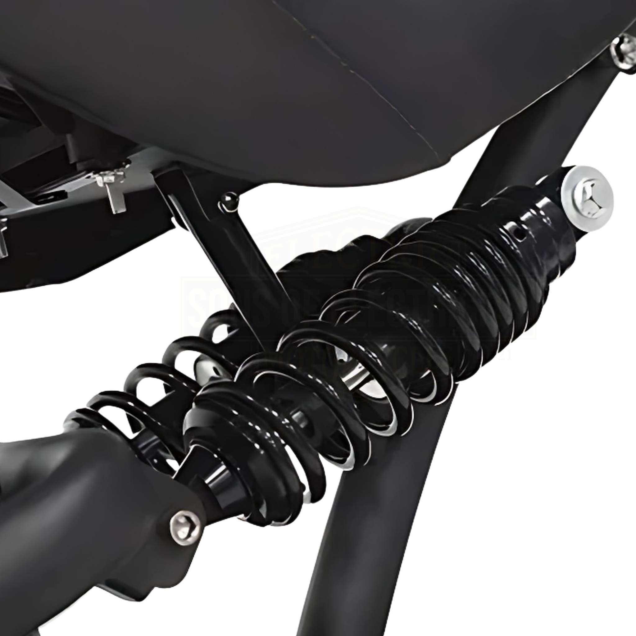 Nahaufnahme der schwarzen Schraubenfederaufhängung des Mangosteen E-Chopper M1P - 30 Ah Akku 45 km/h, mit detaillierten Metallteilen und Sitzunterseite - perfekt für Elektro-Chopper und E-Scooter Fans.