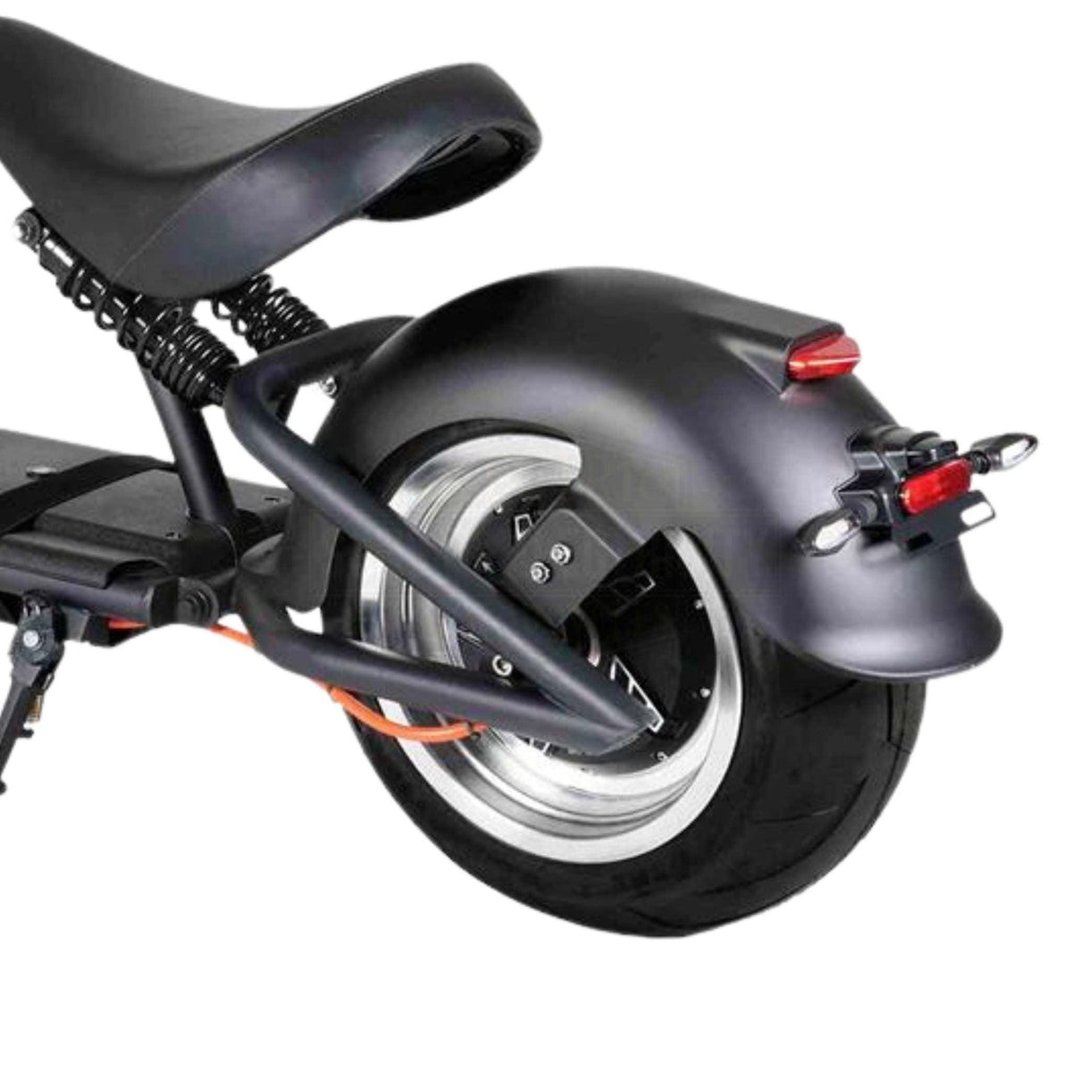 Rückansicht des Mangosteen E-Chopper Mangosteen M1P - 30 Ah Akku 45 km/h von Mangosteen, mit Sitz, Federung, Schutzblech, Rücklicht, Breitreifen und einem Teil des Rahmens. Isoliert auf weißem Hintergrund.