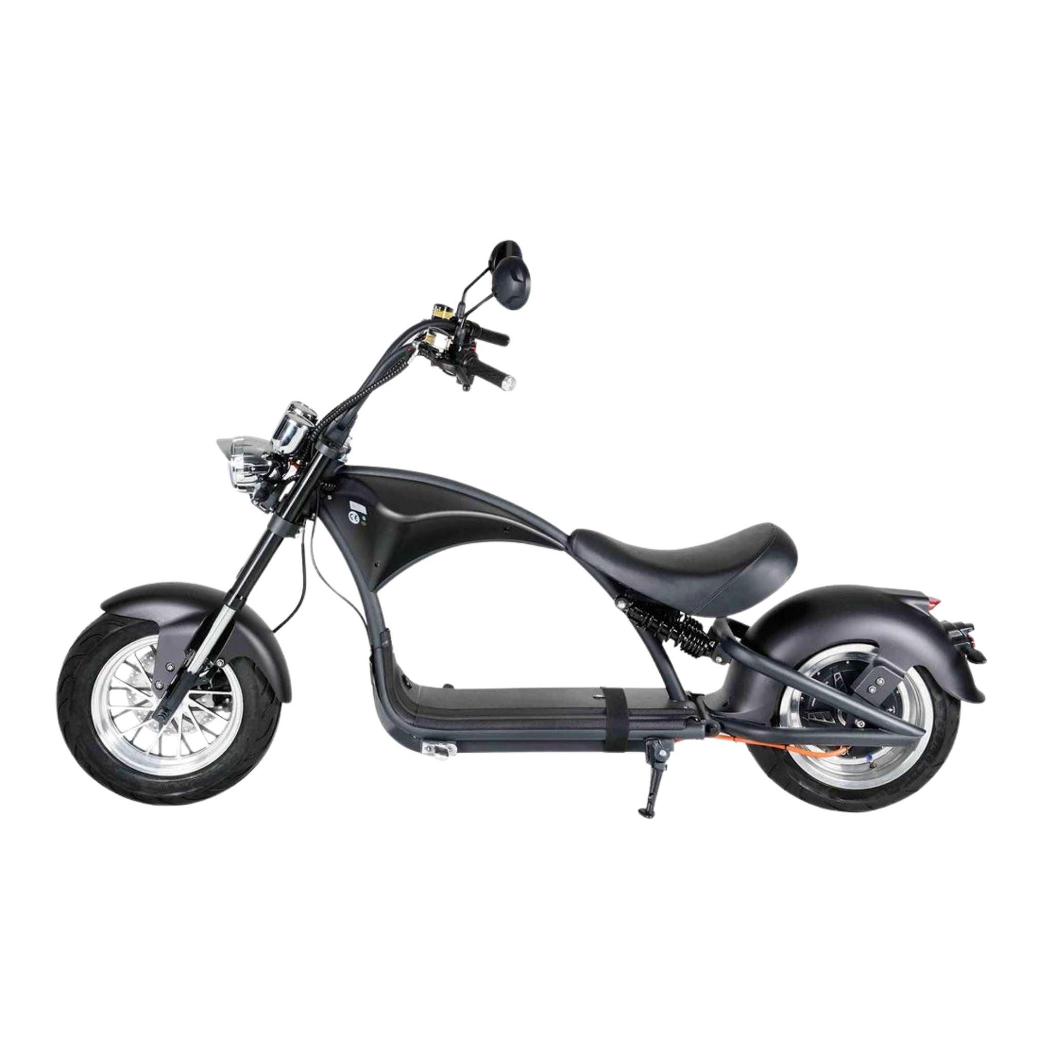 Der Mangosteen E-Chopper M1P - schwarzer Rahmen, breite Reifen, hochgezogener Lenker, runder Scheinwerfer und gepolsterter Sitz - fängt den stilvollen, praktischen Look eines Elektro-Choppers bei 45 km/h ein, dargestellt von der Seite vor weißem Hintergrund.