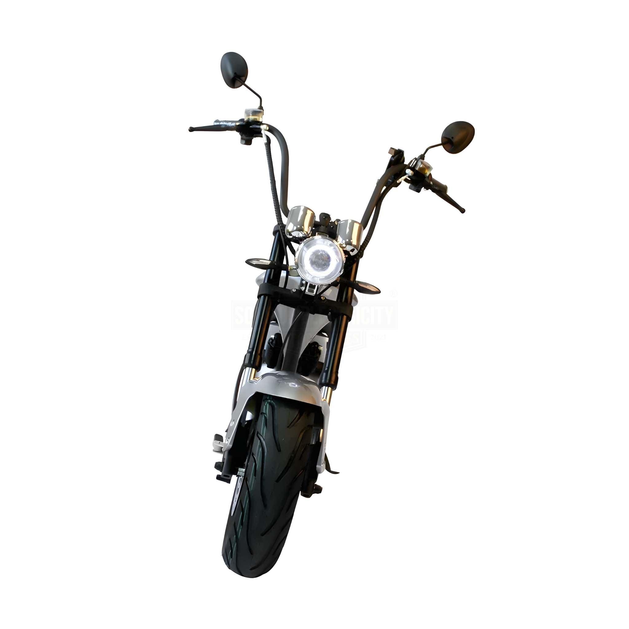 Frontansicht des Mangosteen E-Chopper M1P mit breitem Lenker, rundem Scheinwerfer und großem Vorderreifen, 30 Ah Akku, 45 km/h, dargestellt auf weißem Hintergrund.
