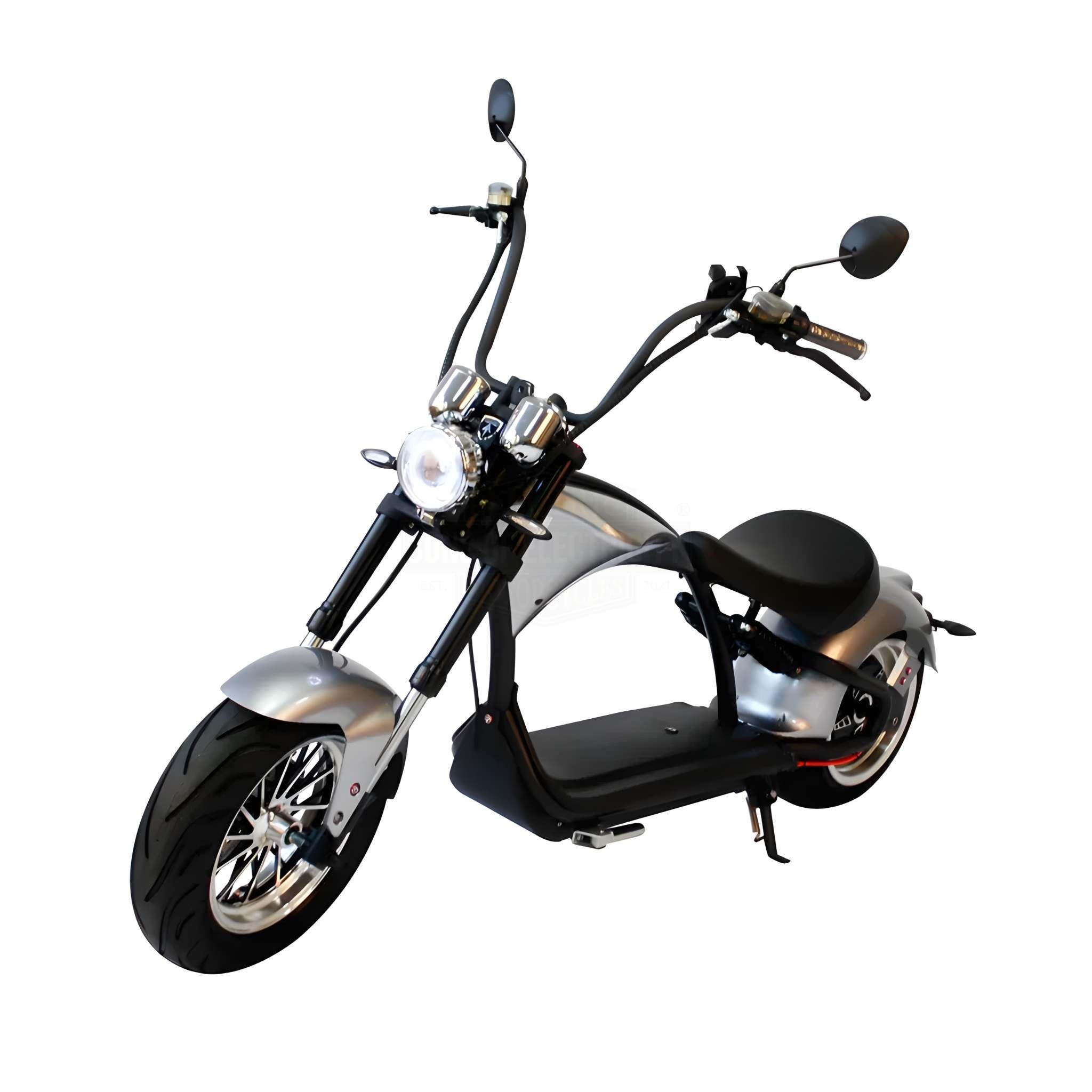 Der Mangosteen E-Chopper Mangosteen M1P - 30 Ah Akku 45 km/h verfügt über breite Reifen, einen schwarzen Sitz, einen hohen Lenker, Seitenspiegel und ein stilvolles Design in Silber und Schwarz. Abgebildet auf einem weißen Hintergrund.