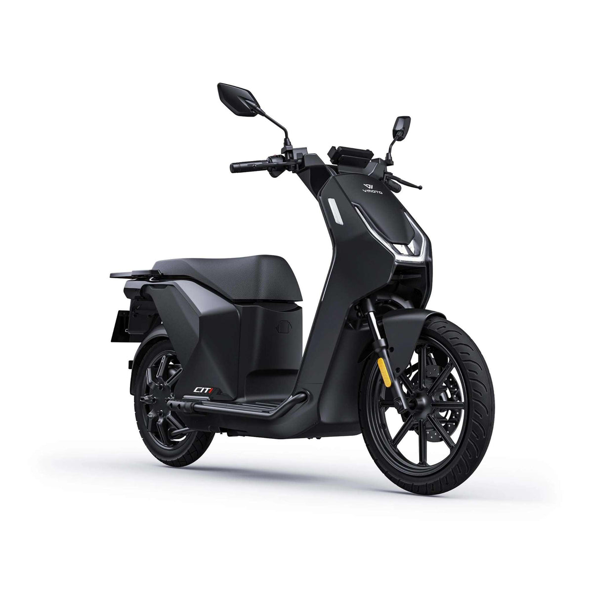 Der E-Roller VMOTO CITI 74V-30Ah von VMOTO besticht durch ein elegantes, kantiges Design in Schwarz, Seitenspiegel, ein digitales Display und Leichtmetallfelgen, dargestellt vor einem schlichten weißen Hintergrund. Höchstgeschwindigkeit: 45 km/h.