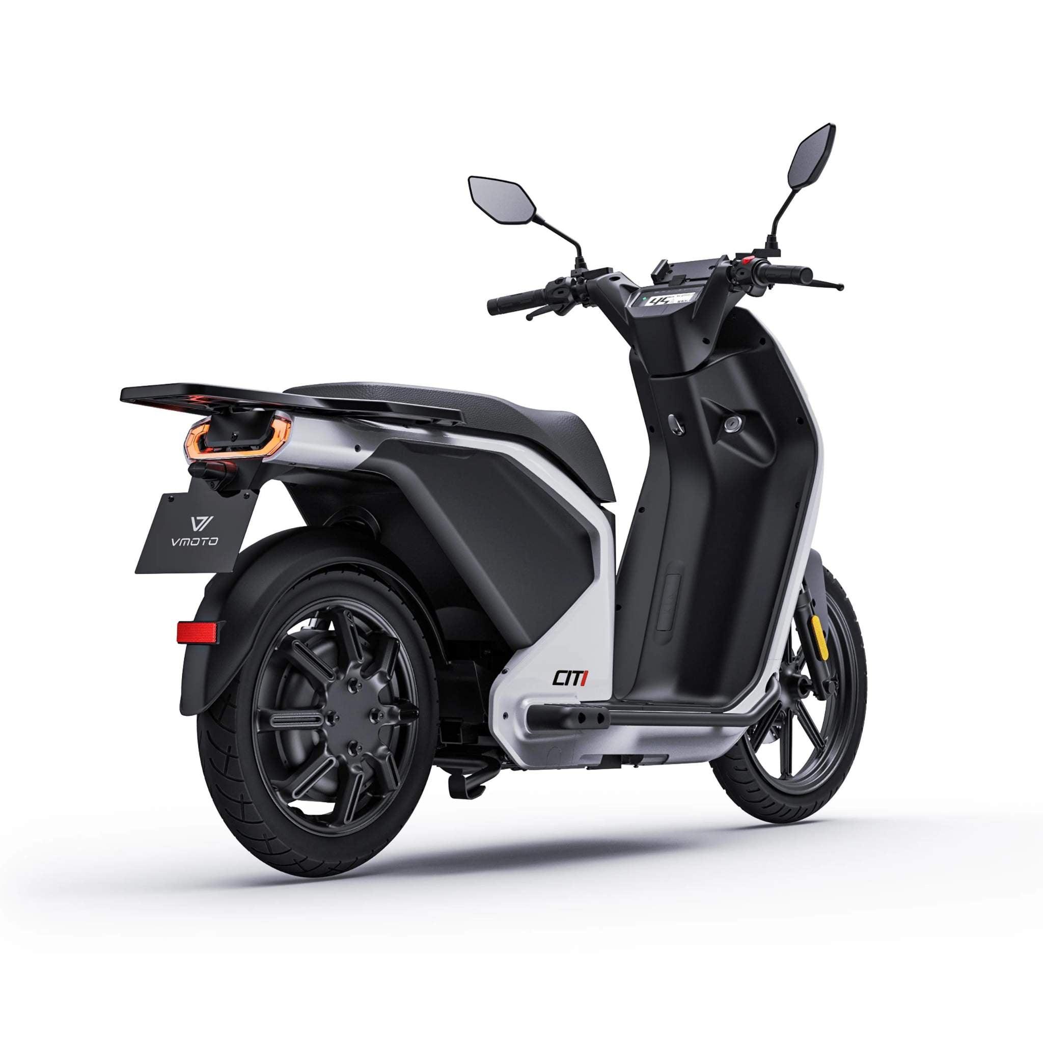 Der VMOTO E-Roller Citi 45 km/h ist ein stylischer schwarz-weißer E-Scooter von VMOTO, ausgestattet mit großen Reifen, Gepäckträger, Spiegeln und einem austauschbaren Akku - ideal für flexible urbane Mobilität. Abgebildet aus der Rückansicht auf weißem Hintergrund.