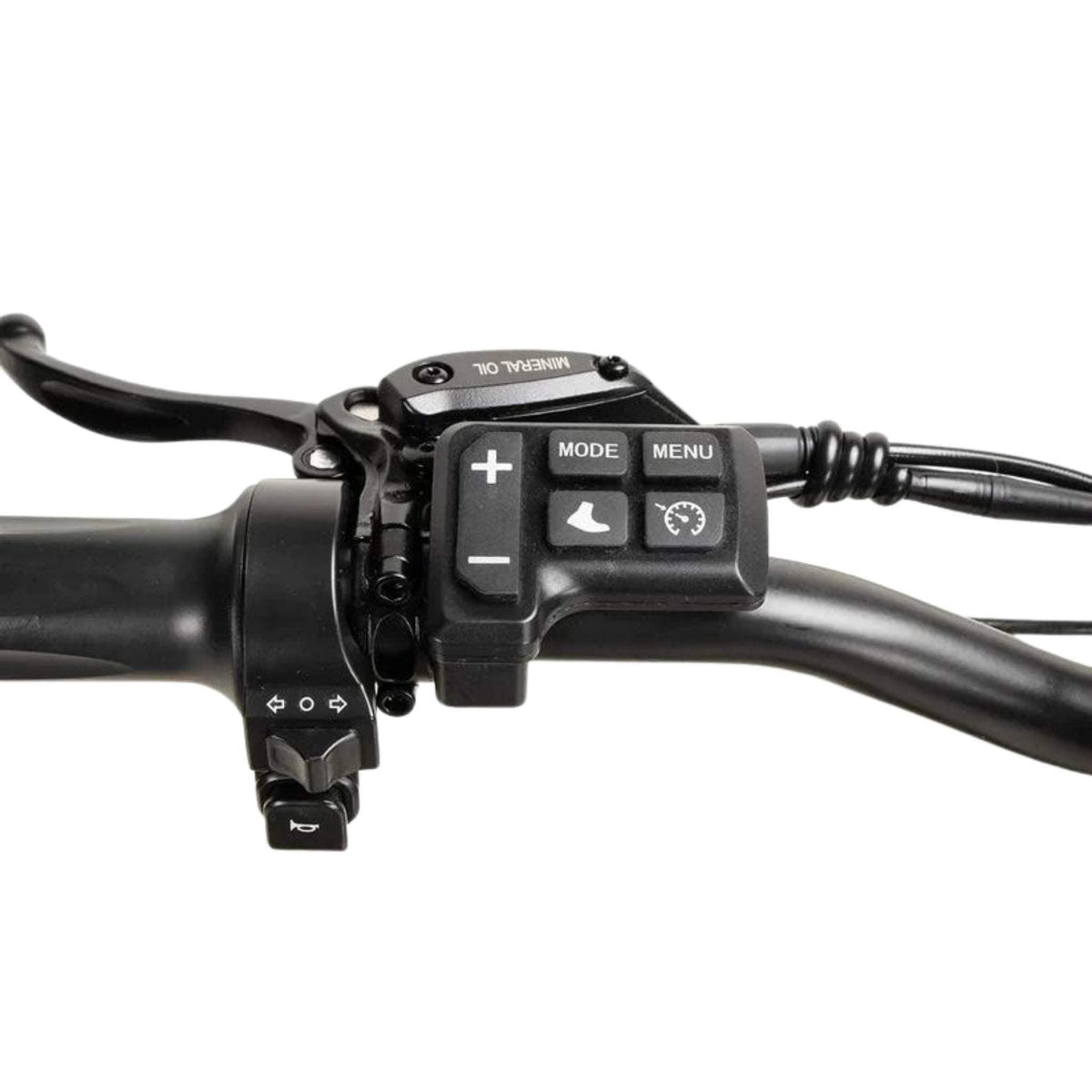 Nahaufnahme des Lenkers des Wandler L/E 20 km/h mit Sitz und Straßenzulassung (E-Roller / E-Scooter) mit Bedientasten für Modus, Menü, Tempomat, Unterstützungsstufen (+, -), Bremshebel und Hupentaste. Diese für die elektrische Nahmobilität optimierte, ergonomische Anordnung eignet sich perfekt für das Wandler Leichtmofa 20 km/h oder das Elektromofa mit Sitz. Der Lenker und die Kabel von Wandler sind ebenfalls deutlich zu erkennen.
