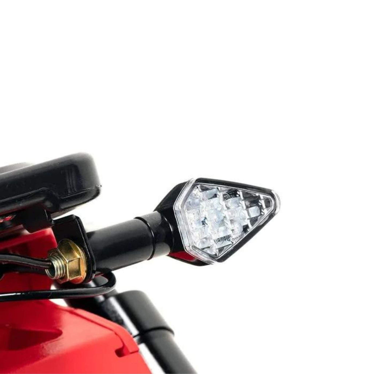 Eine Nahaufnahme eines durchsichtigen LED-Blinkers auf einem schwarzen Halter, der am roten Gehäuse des Wandler E-Rollers/E-Scooters K/E 45 km/h mit Sitz, Modell 2025, angebracht ist – ein Beispiel für dessen in Deutschland beliebtes, elegantes Design.