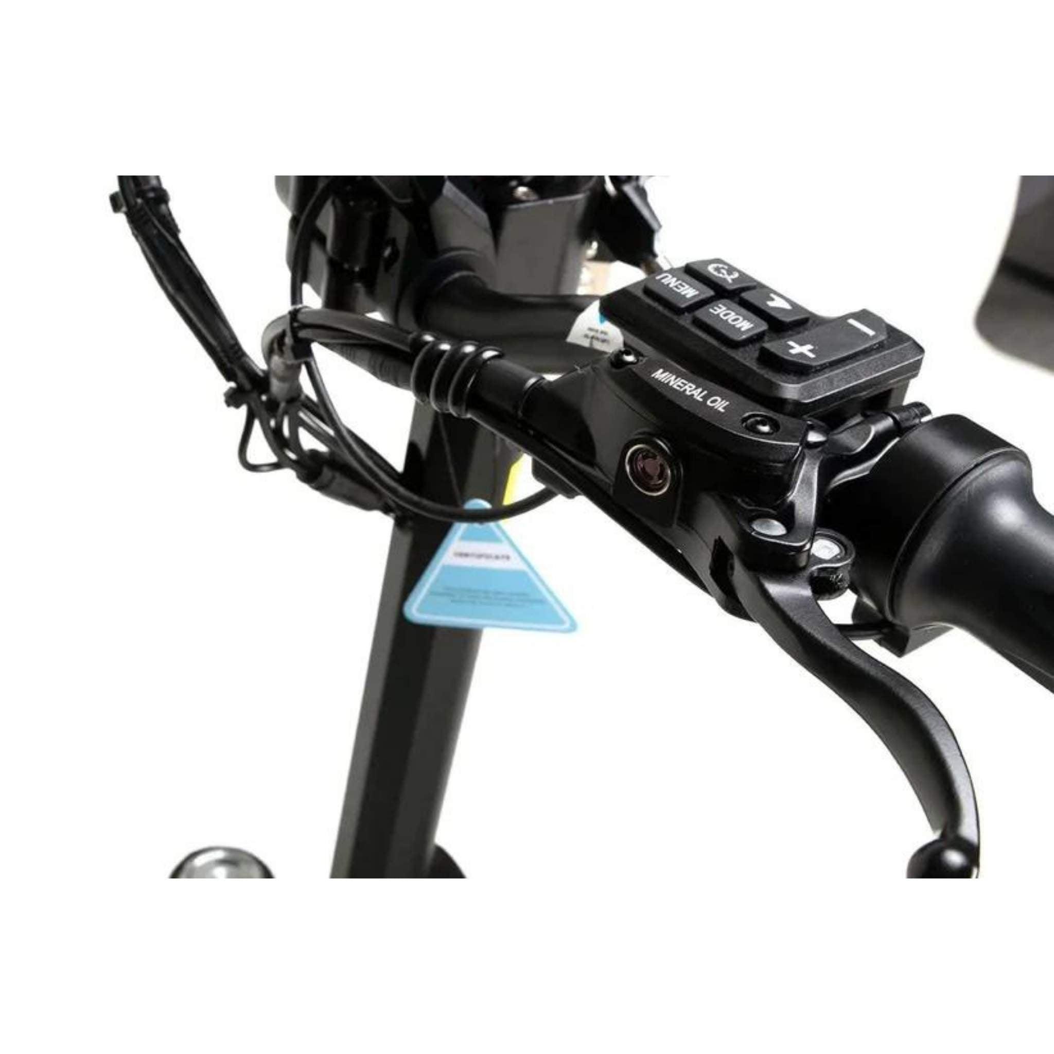 Nahaufnahme des Wandler E-Roller/E-Scooters K/E 45 km/h (2025), mit Hervorhebung des Lenkers mit Bremshebel, Steuertasten (+/-), sichtbaren Kabeln und blauem Warnschild. Das Modell enthält einen Sitz und eine Straßenzulassung.
