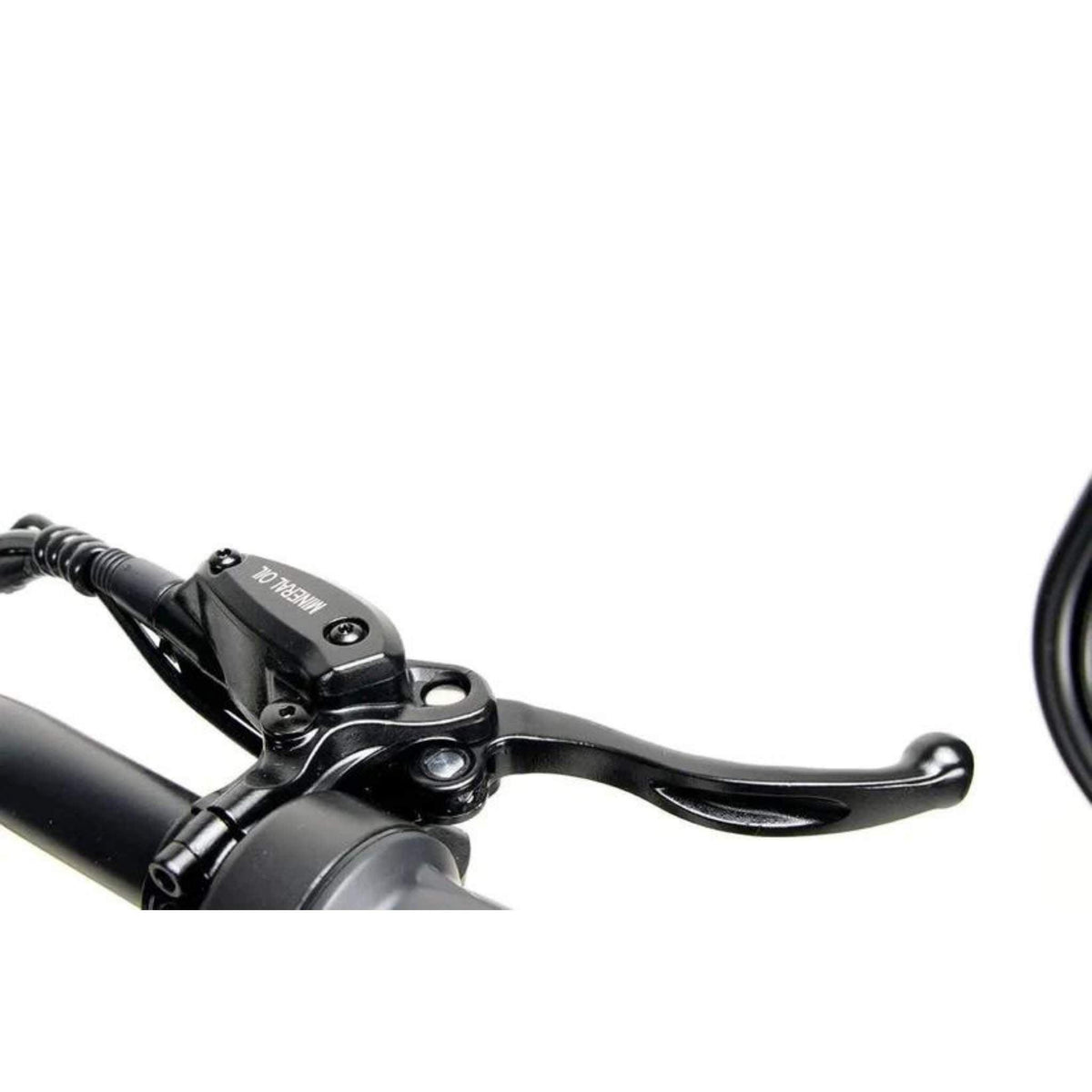 Nahaufnahme eines schwarzen Lenkers mit angebrachtem Bremshebel und Kabel vor weißem Hintergrund – ein wesentliches Detail des „Wandler K/E 45 km/h mit Sitz und Straßenzulassung“ E-Rollers / E-Scooters von Wandler, der für die moderne urbane Mobilität konzipiert wurde.