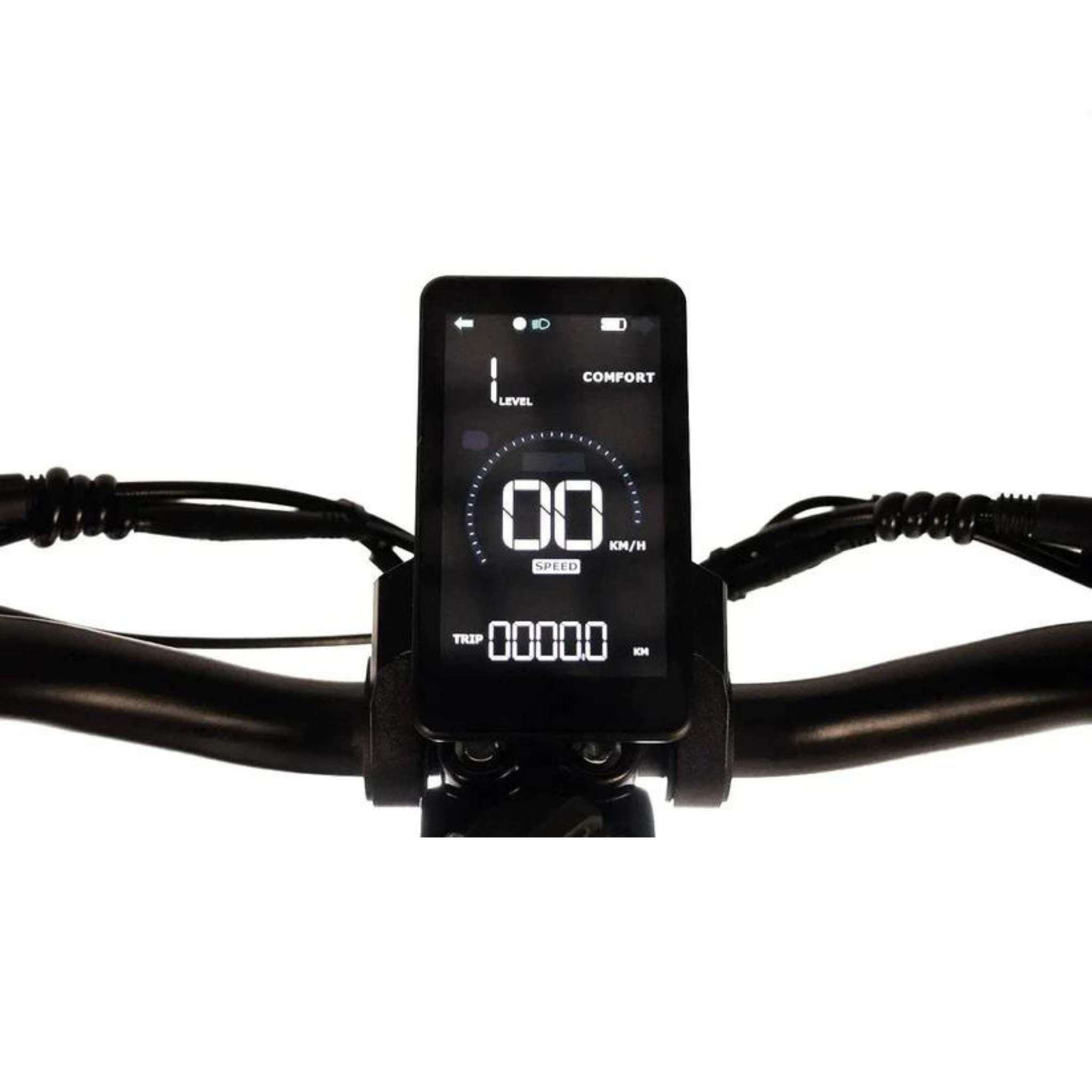 Eine Nahaufnahme zeigt das digitale Display des Wandler E-Rollers / E-Scooters K/E 45 km/h mit Sitz und Straßenzulassung (2025) mit Geschwindigkeit, Fahrtstrecke und Modus mit Kabeln auf beiden Seiten vor einem weißen Hintergrund.