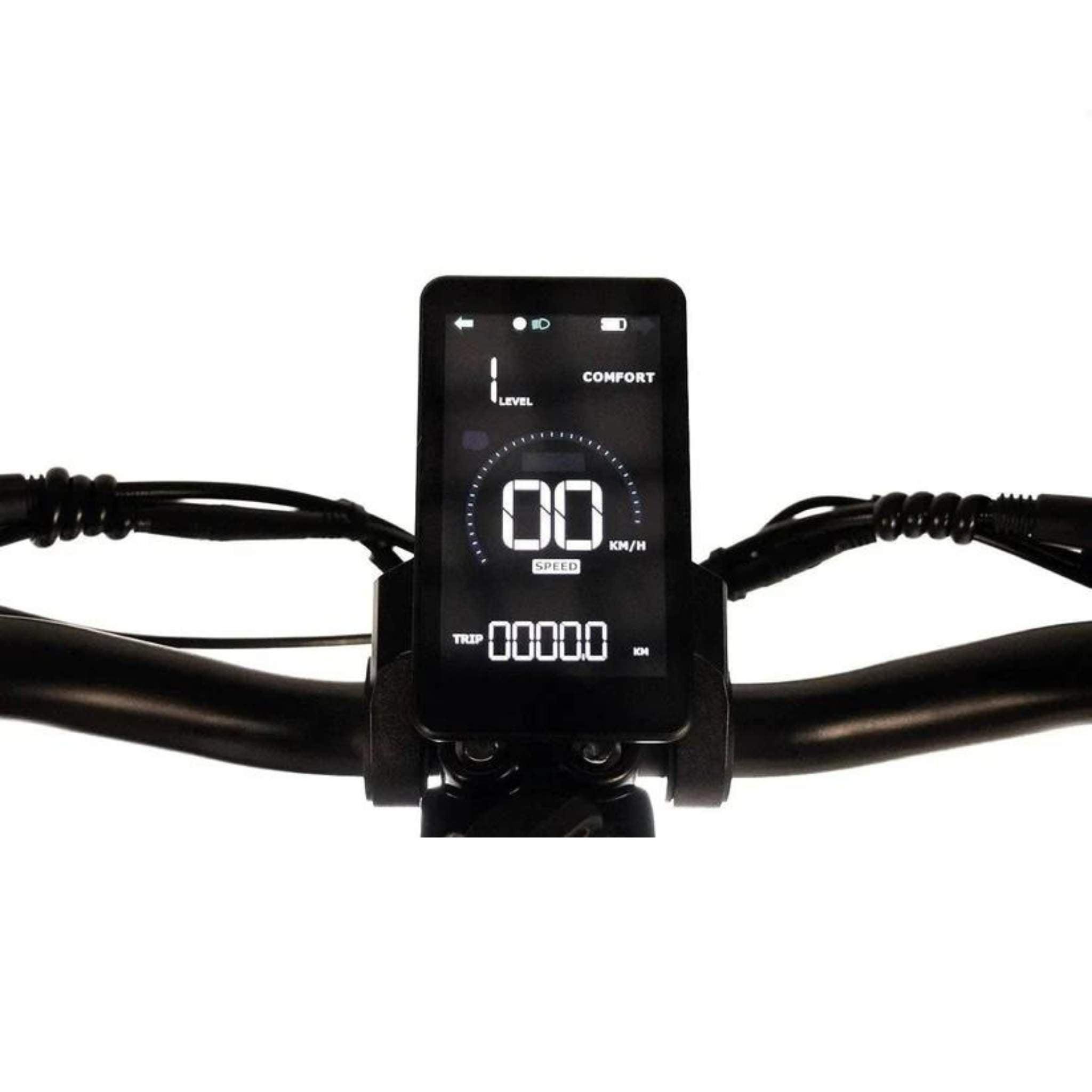 Nahaufnahme des Wandler E-Roller / E-Scooter K/E 45 km/h Lenkers mit digitaler Anzeige von Geschwindigkeit, Füllstand, Komfortmodus, Fahrtstrecke und Batteriestatus. Weißer Hintergrund. Neues Modell 2025 mit Sitz und Straßenzulassung.