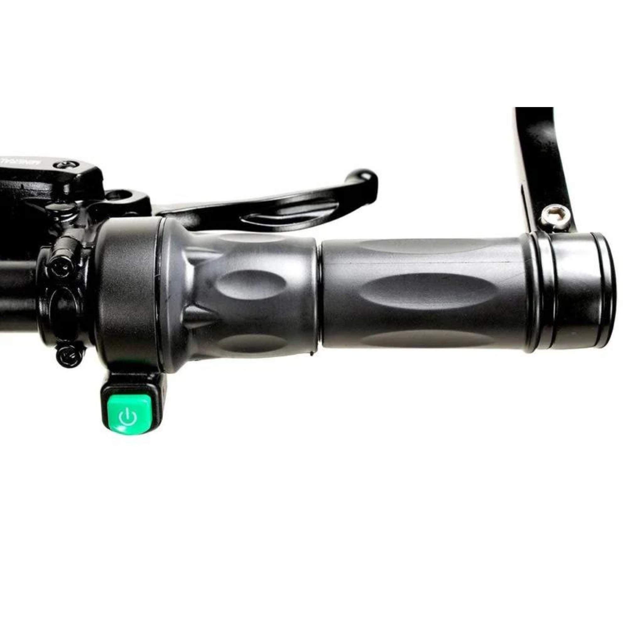 Nahaufnahme eines schwarzen Lenkergriffs mit Bremshebel und grüner Power-Taste am Wandler E-Roller/E-Scooter K/E 45 km/h mit Sitz, neues Modell 2025. Weißer Hintergrund.