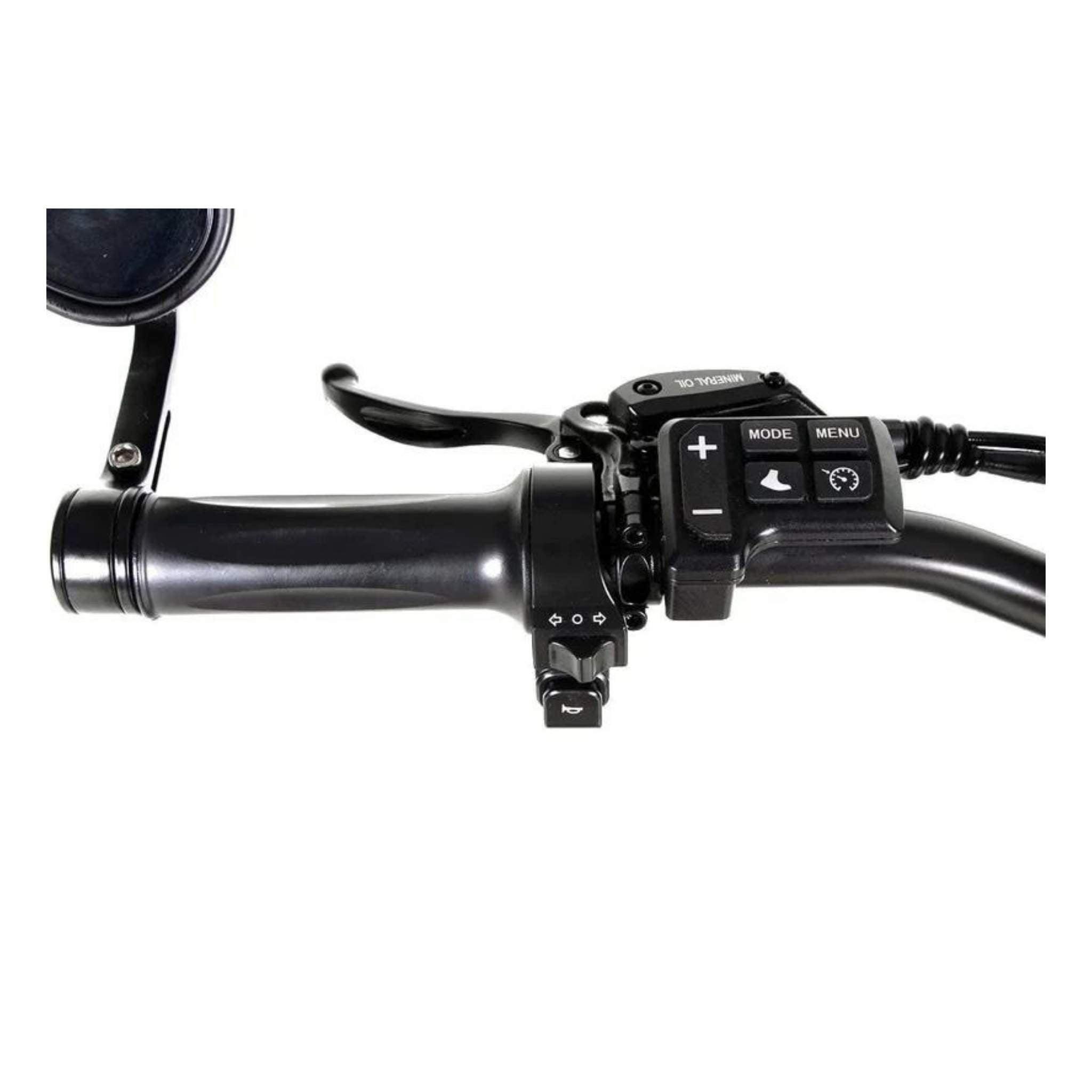 Nahaufnahme des Wandler E-Roller / E-Scooter K/E 45 km/h (Modell 2025) Lenker mit Rückspiegel, Bremshebel und Bedienfeld (Tasten: +, -, MODE, MENU); inklusive Kabel und mit Sitz und Straßenzulassung.