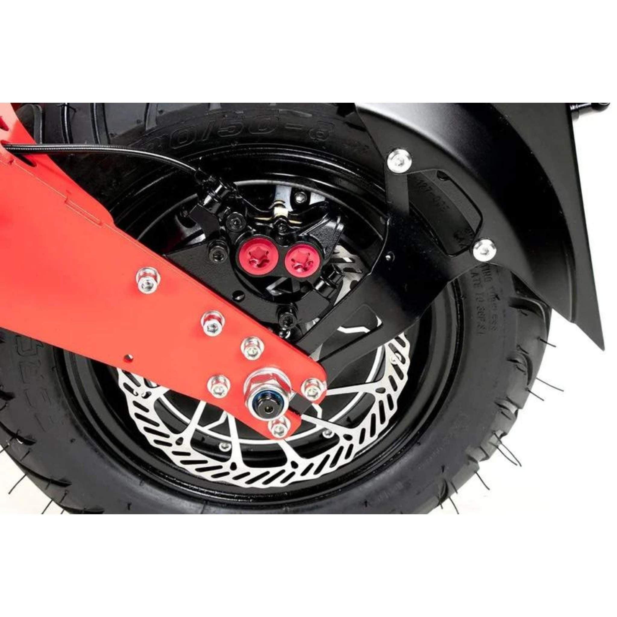 Nahaufnahme des Wandler E-Rollers / E-Scooters K/E 45 km/h (2025): schwarzes Rad, silberne Scheibenbremse, roter Rahmen und detailliertes Reifenprofil zeigen das schnittige Design dieses straßenzugelassenen E-Scooters mit Sitz.