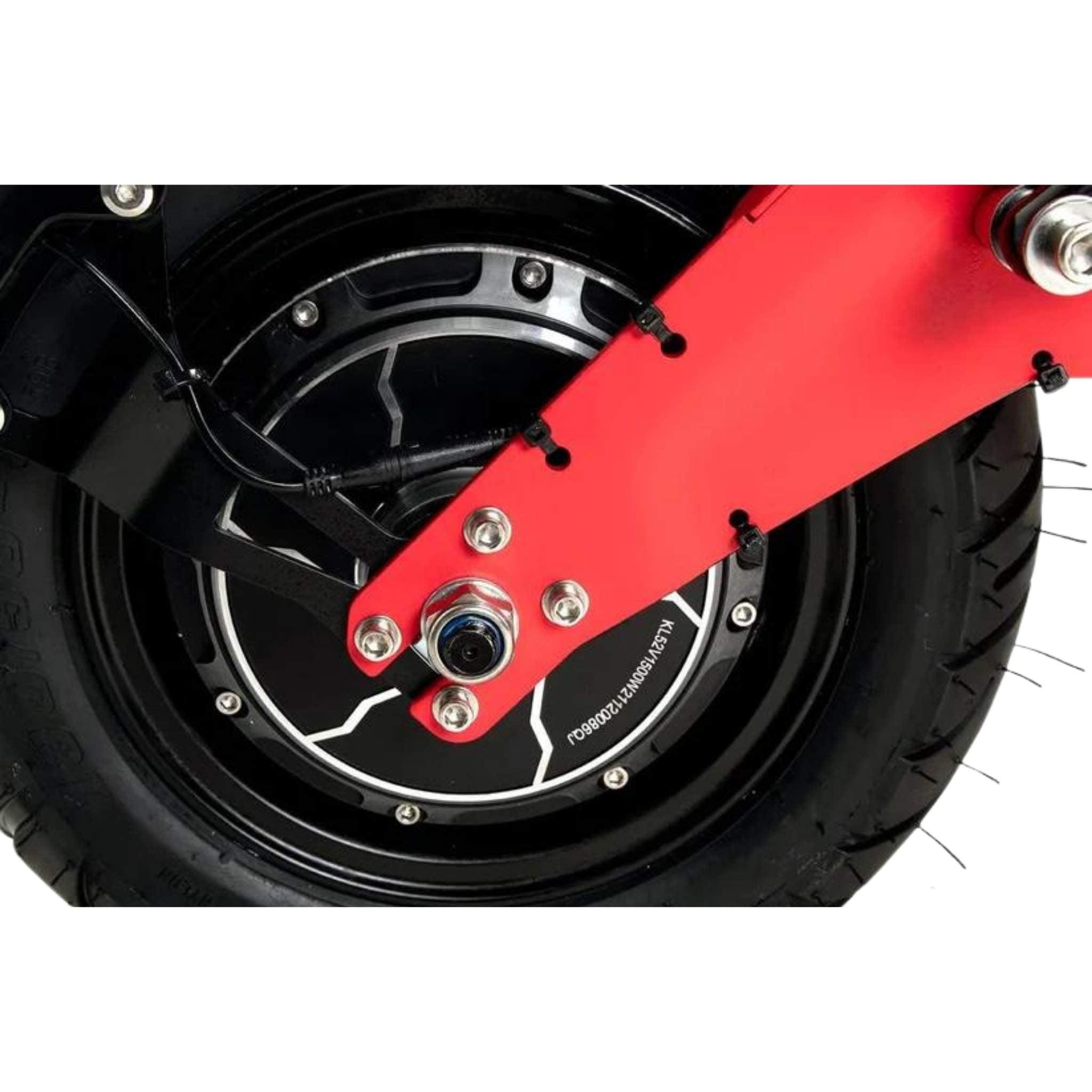 Nahaufnahme des Wandler E-Roller / E-Scooter Wandler K/E 45 km/h (Modell 2025) Rades, wobei der schwarze Reifen, die Metallbolzen und der rote Aufhängungsarm an der Nabe dieses modernen Elektrofahrzeugs mit Sitz und Straßenzulassung hervorgehoben werden.