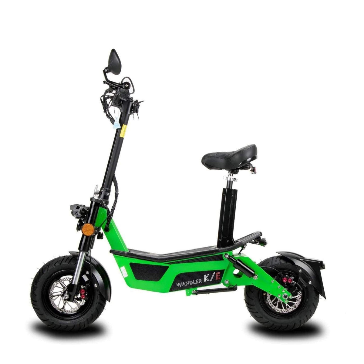 Ein leuchtend grüner Wandler K/E 45 km/h mit Sitz und Straßenzulassung – ein E-Roller bzw. E-Scooter – mit schwarzem Sitz, dicken Reifen, einem hinteren Kotflügel und einem Lenker-Spiegel wird im Profil vor weißem Hintergrund präsentiert – dieses Wandler-Modell verbindet nahtlos urbanen Stil mit moderner Innovation.