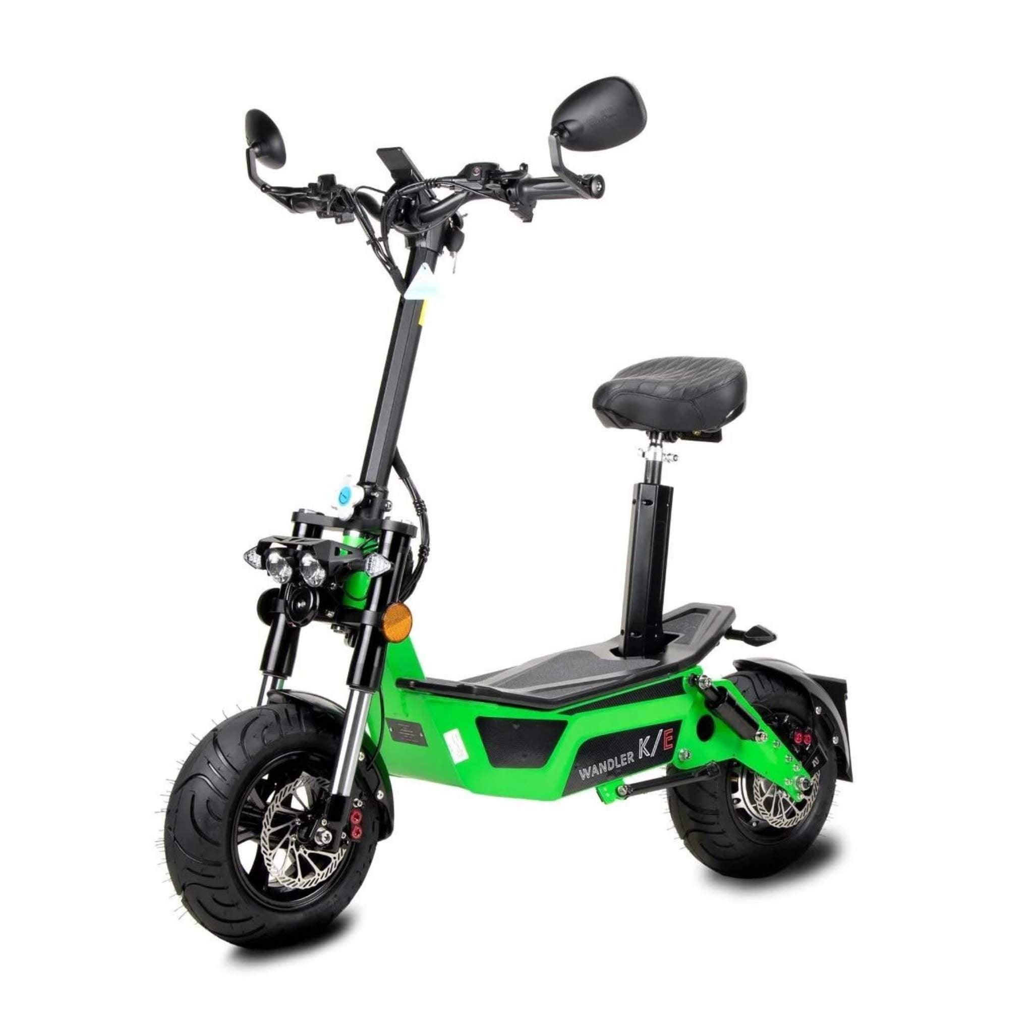 Der Wandler E-Roller K/E 45 km/h, ein leuchtend grüner E-Scooter mit gepolstertem Sitz, Rückspiegeln, breiten Reifen und schwarzem Rahmen, wird von der Seite vor einem weißen Hintergrund gezeigt. Neues Modell 2025 mit Straßenzulassung.
