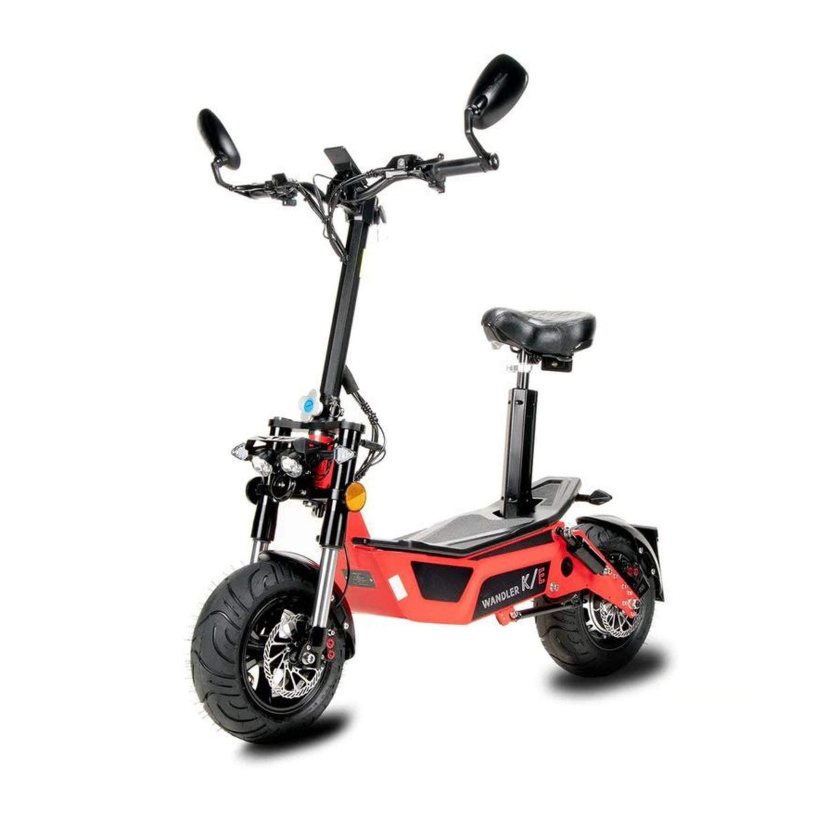 Ein roter E-Roller / E-Scooter „Wandler K/E 45 km/h“ von Wandler mit Sitz und Straßenzulassung, ausgestattet mit einem schwarzen Sitz, großen Reifen, Rückspiegeln und Lenkerbedienelementen, ist vor einem weißen Hintergrund abgebildet.