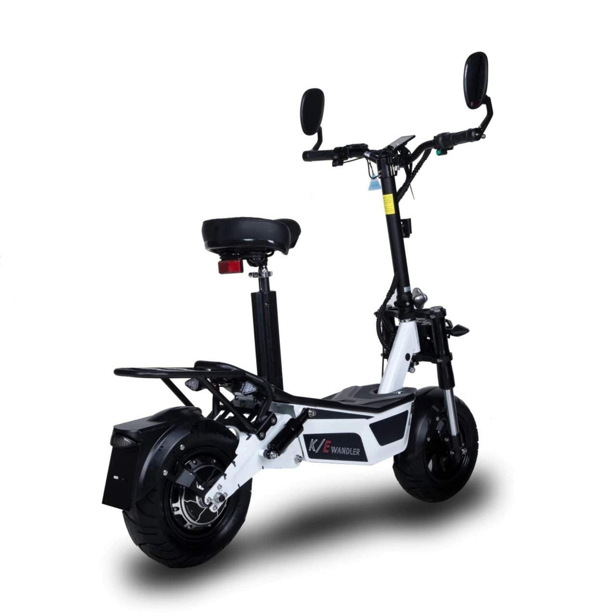 Der Wandler E-Roller L/E 2025 ist ein stylischer schwarz-weißer E-Scooter mit Sitz, Straßenzulassung, einem leistungsstarken 500-Watt-Nabenmotor und einer langlebigen Lithium-Ionen-Batterie. Höchstgeschwindigkeit: 20 km/h.