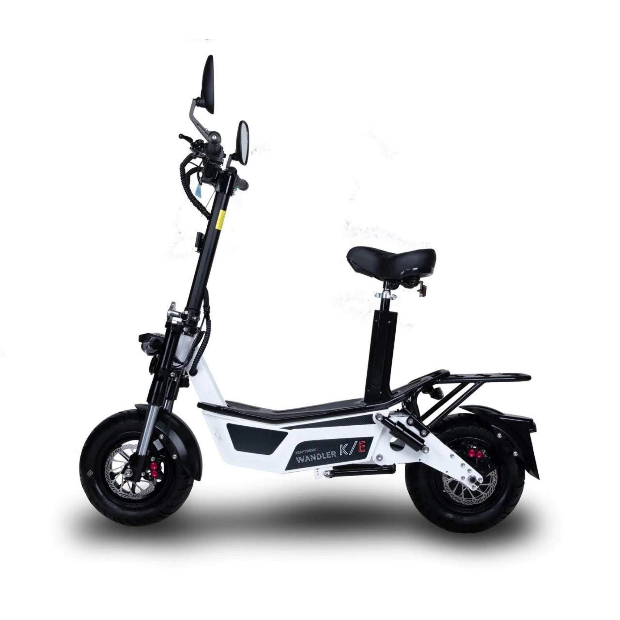 Der Wandler E-Roller K/E 2025, ein weißer E-Scooter mit schwarzem Sitz, Spiegeln und Lenker, verfügt über einen 500W-Nabenmotor. Abgebildet im Seitenprofil auf einem schlichten weißen Hintergrund. Inklusive Straßenzulassung und Sitz; Höchstgeschwindigkeit 20 km/h.