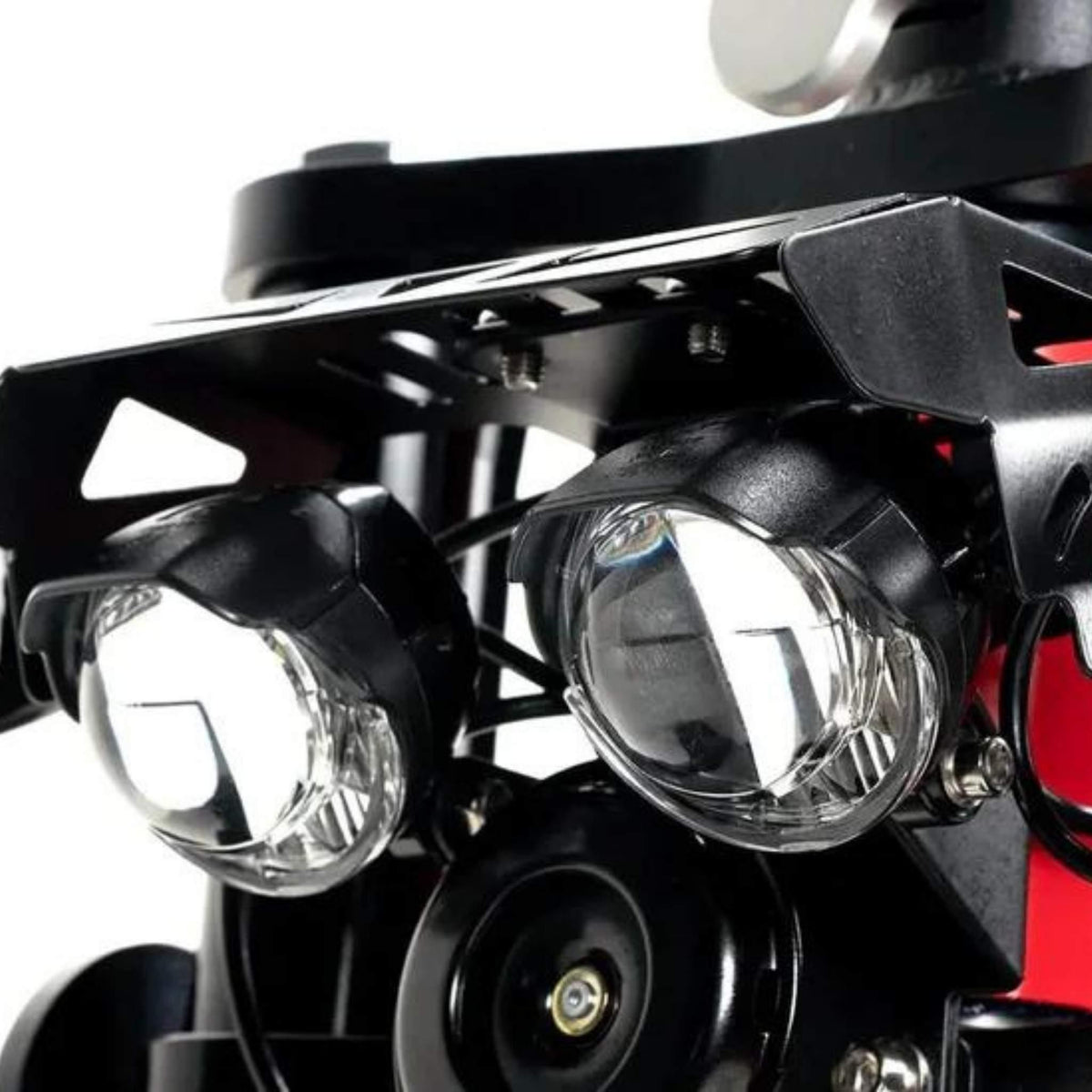 Nahaufnahme des E-Rollers „Wandler K/E 45 km/h mit Sitz und Straßenzulassung“ von Wandler, der zwei runde, klare Scheinwerfer, ein zentrales, kreisförmiges Bauteil und einen schwarzen Metallrahmen mit roten Akzenten im Hintergrund zeigt – ein Beispiel für modernstes deutsches E-Scooter-Design für die Mobilität mit Elektrofahrzeugen in der Stadt.