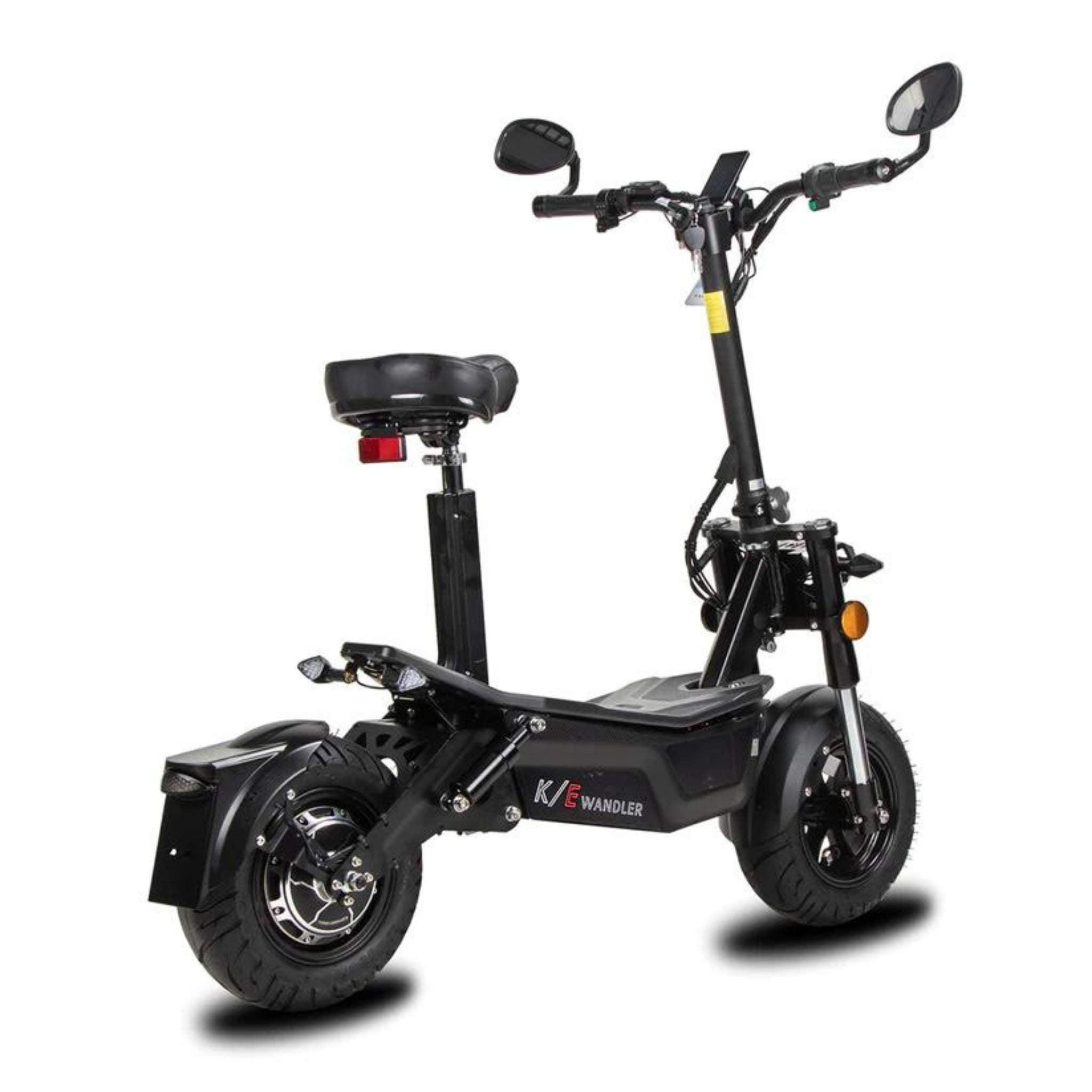 Der Wandler E-Roller K/E 45 km/h (Modell 2025) mit Sitz, dicken Reifen, Rückspiegeln und Lenker ist als stylisches Elektrofahrzeug auf weißem Hintergrund abgebildet. Das Markenlogo "Wandler" ist seitlich sichtbar. Straßenzulassung inklusive.