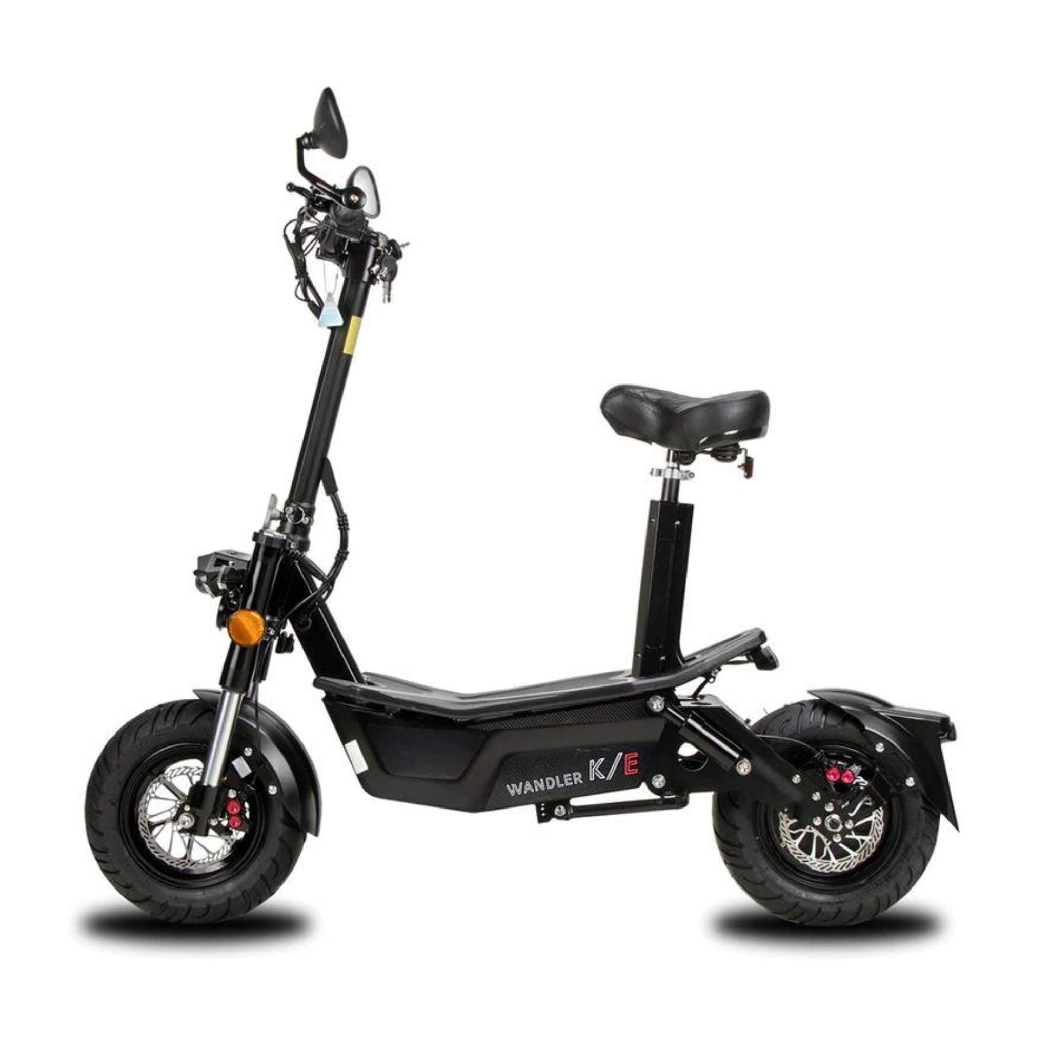 Der Wandler E-Roller K/E 45 km/h, Modell 2025, hat dicke Reifen, einen gepolsterten Sitz, Lenker mit Rückspiegel und Scheinwerfer. Abgebildet in schwarzer Seitenansicht auf weißem Grund; inklusive Straßenzulassung.