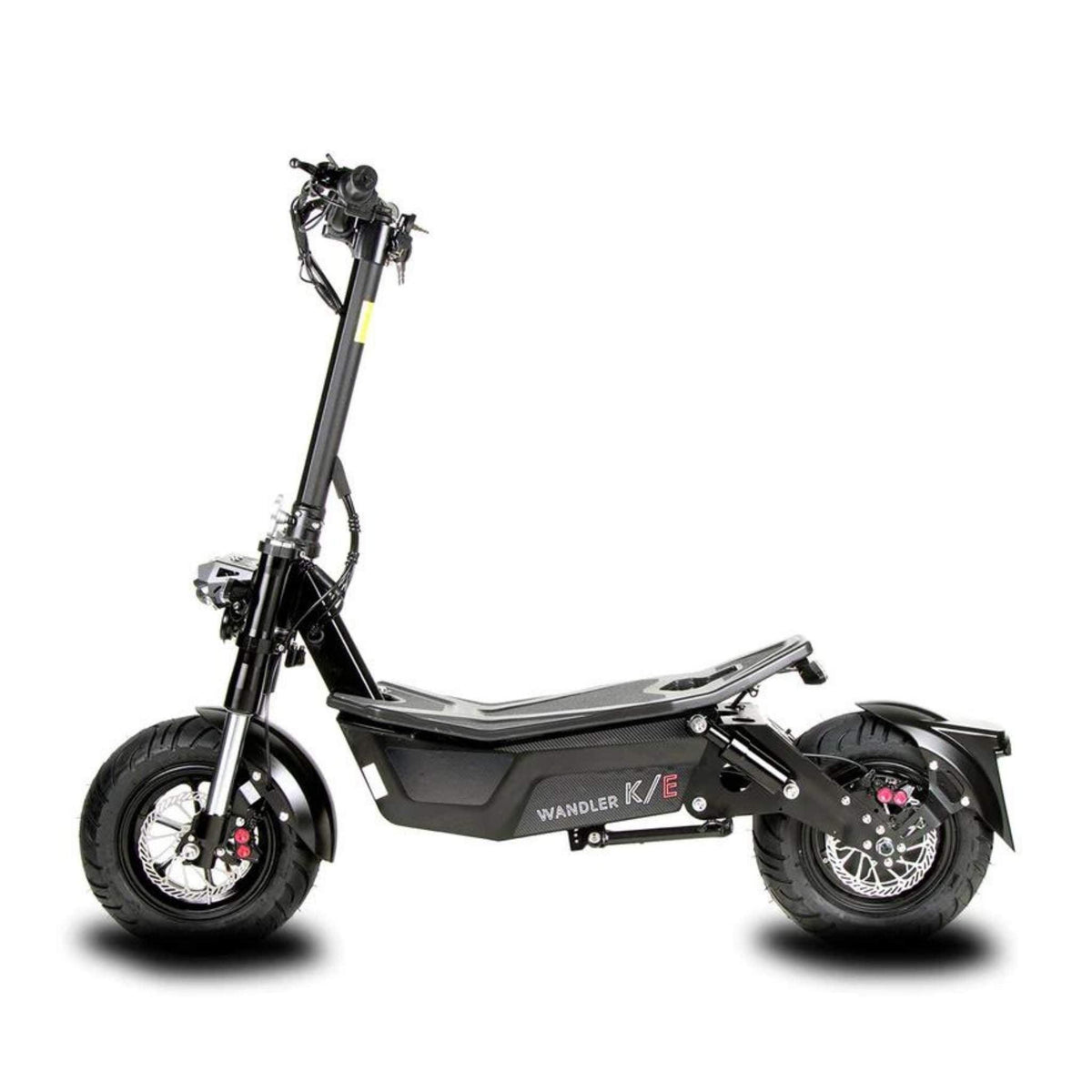 Ein schwarzer Wandler L/E 20 km/h mit Sitz und Straßenzulassung – ein E-Roller / E-Scooter mit breiten Reifen, Scheibenbremsen und einem robusten Rahmen, von der Seite vor weißem Hintergrund fotografiert; dieses Modell von Wandler eignet sich ideal für die elektrische Nahmobilität im städtischen Umfeld.