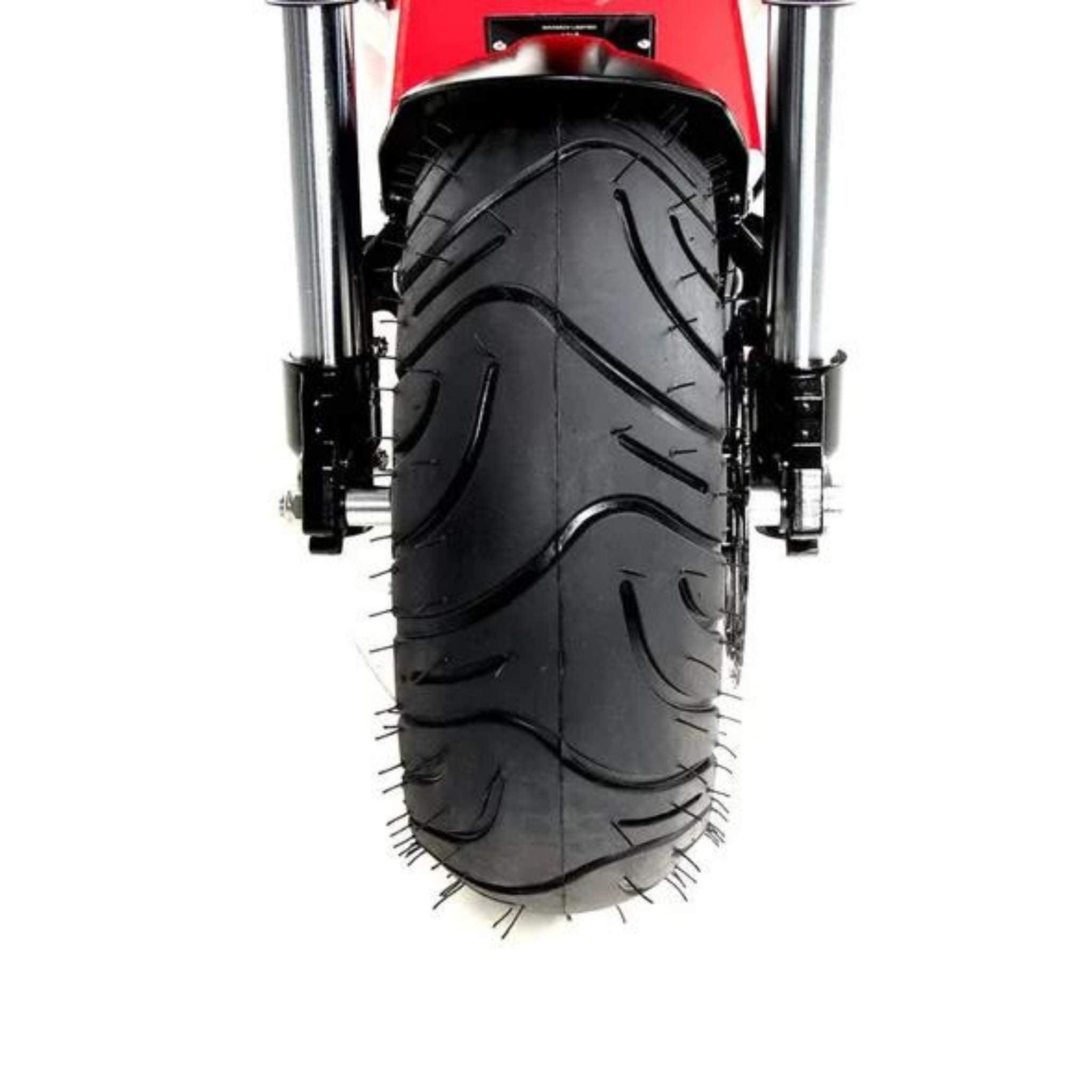 Eine Nahaufnahme des dicken Hinterreifens des Wandler E-Rollers / E-Scooters K/E 45 km/h mit Sitz und Straßenzulassung (neues Modell 2025), mit detaillierten Profilen, roten Rahmenelementen und Teilen der Hinterradaufhängung.
