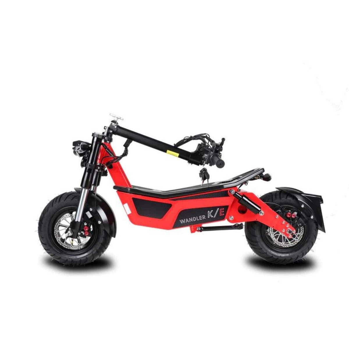 Ein rot-schwarzer Wandler L/E 20 km/h E-Roller mit Sitz und Straßenzulassung, zusammengeklappt, um seine dicken Reifen, den kompakten Rahmen und den parallel zum Rahmen abgesenkten Lenker vor einem weißen Hintergrund zu zeigen – perfekt für die elektrische Nahmobilität.